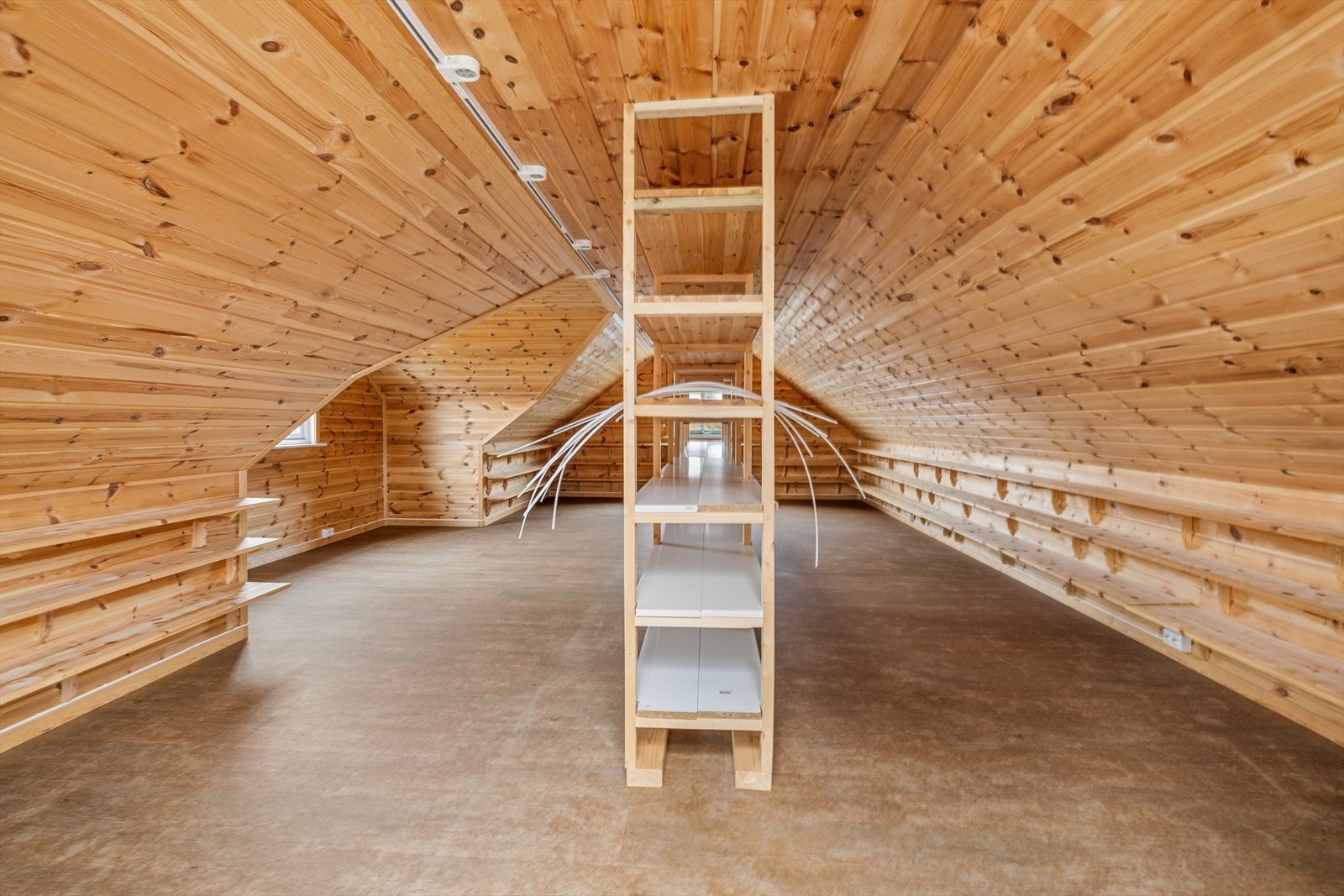 Loft over garasje har godt med lagringsplass og er isolert. Galleribilde
