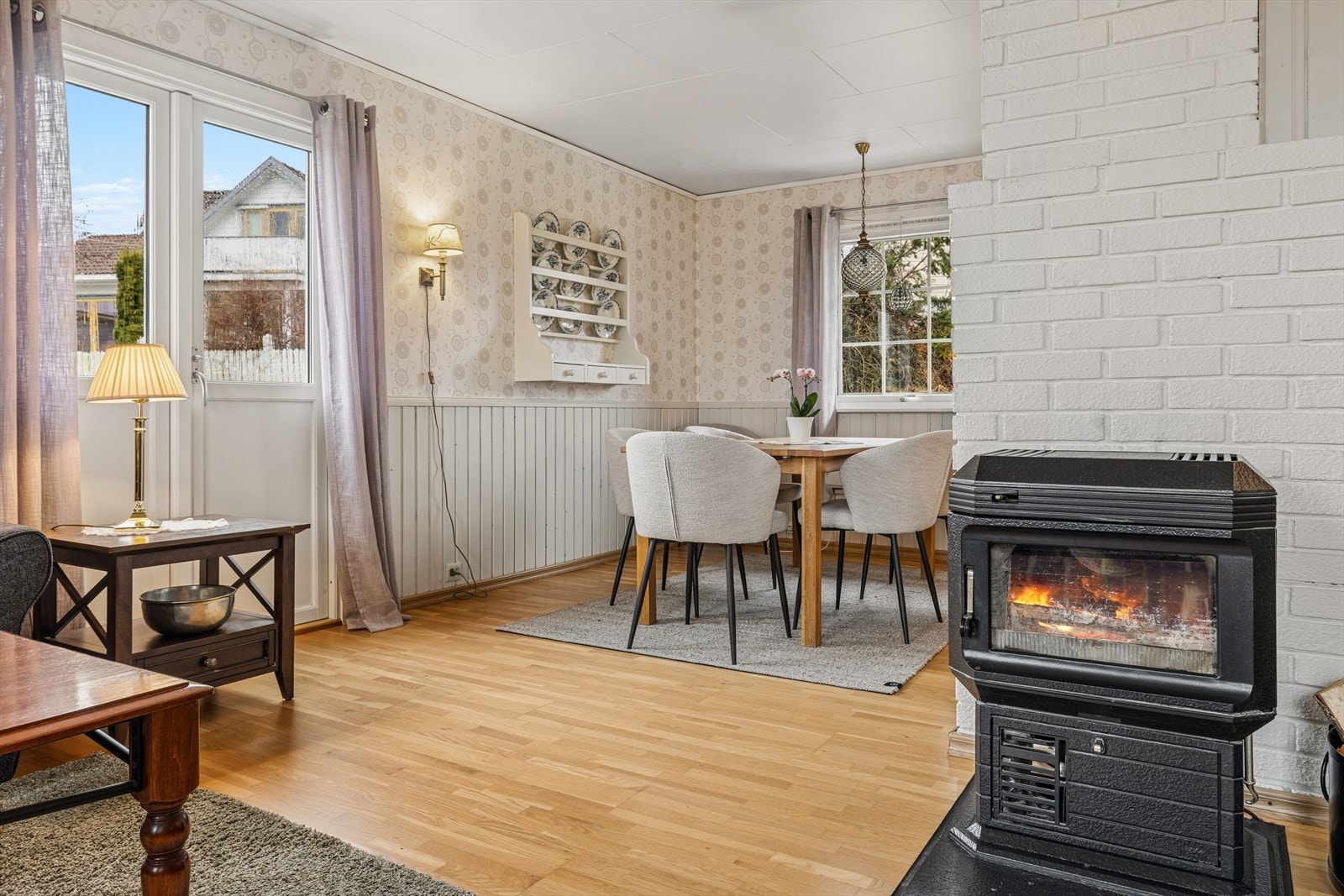 Fra stuen er det videre utgang til en stor terrasse. Galleribilde