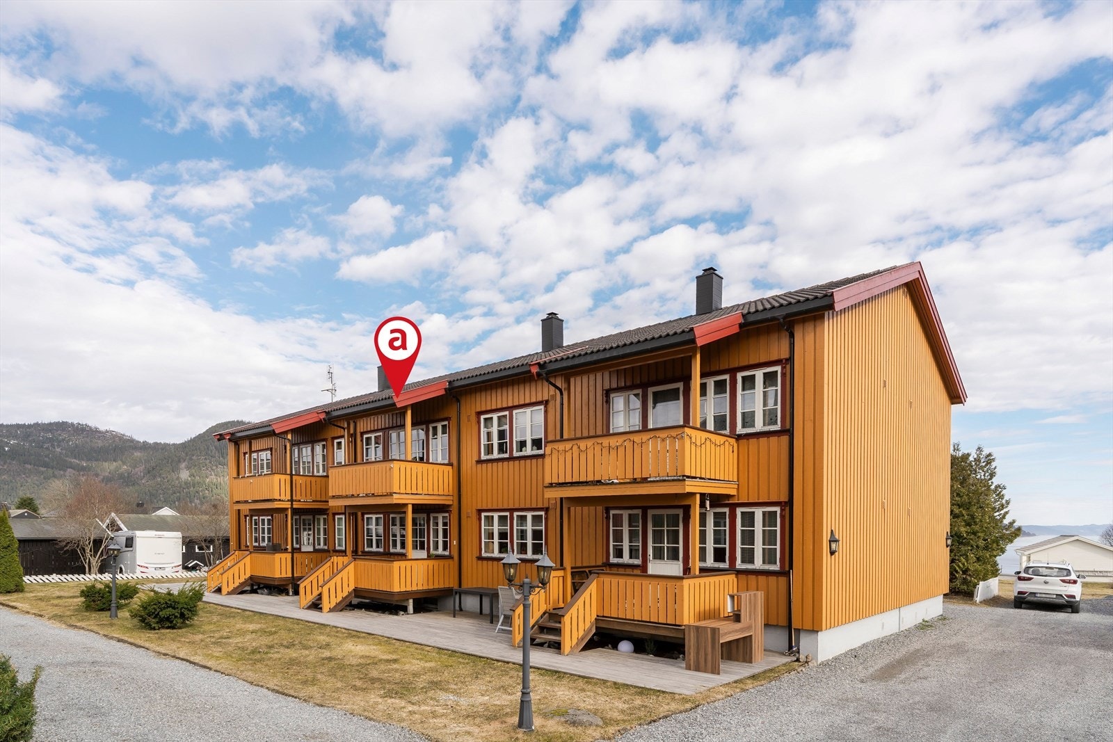 Fra boligen er det gangavstand til flere barnehager, blant annet Bekkefaret og Rianmyra barnehage. Både barne- og ungdomsskolen ligger ca. 1 km unna boligen. Videregående skole (Orkdal vgs.) er ca 5 km unna boligen. Galleribilde