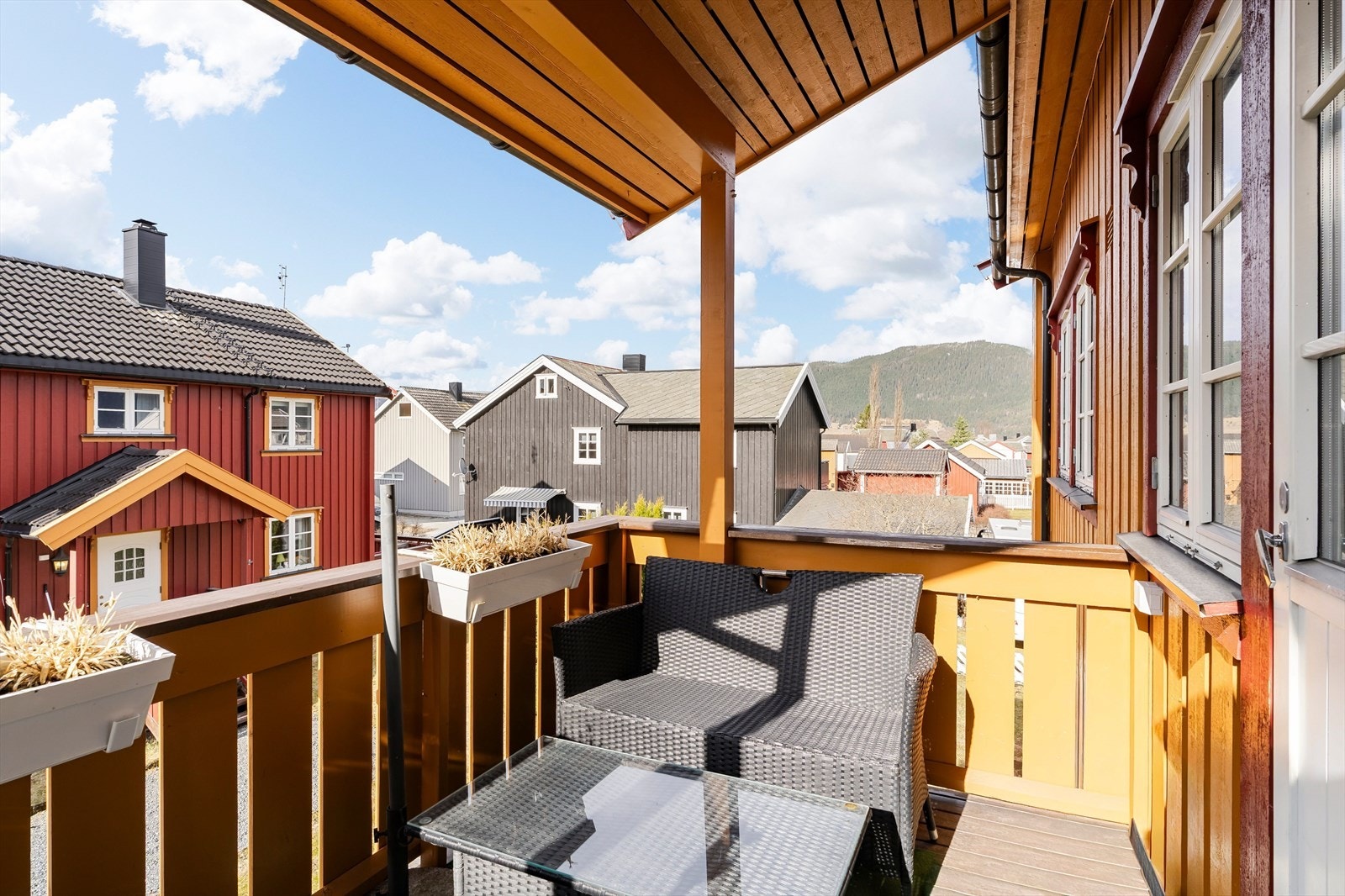 Balkongen er på ca. 6 m² og har plass til sittegruppe. Den er delvis overbygd, noe som gir gode bruksforhold også på dager med mindre godt vær. Galleribilde