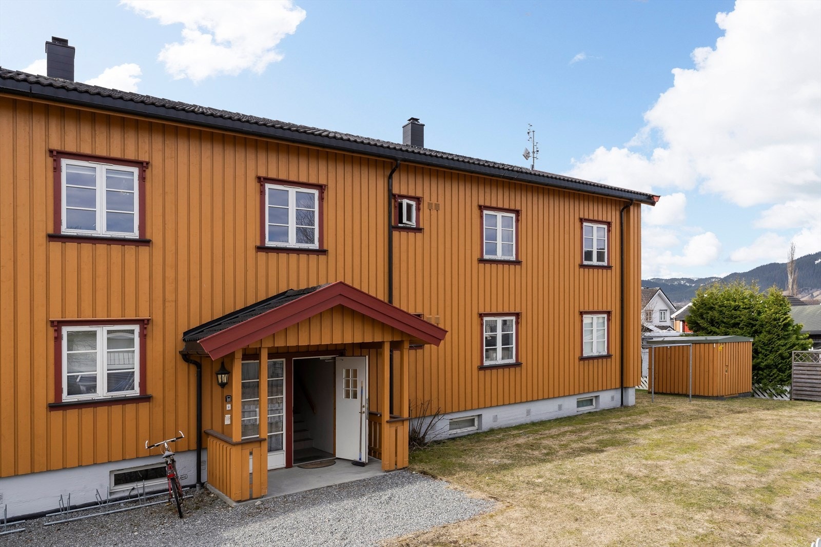 Eiendommen ligger i et etablert og familievennlig boligområde på Orkanger. Her bor du i rolige omgivelser med kort vei til sjøen, samtidig som du har enkel tilgang til sentrumstilbudene på Orkanger. Galleribilde