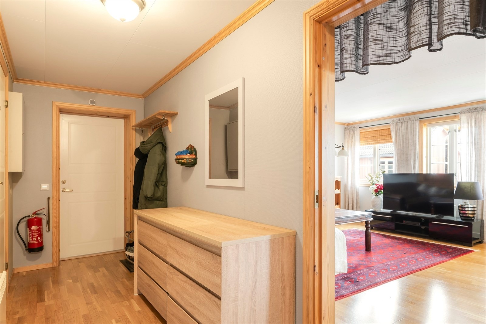 Entré og gang er på ca. 11 m² og gir et ryddig og godt førsteinntrykk av boligen. Galleribilde
