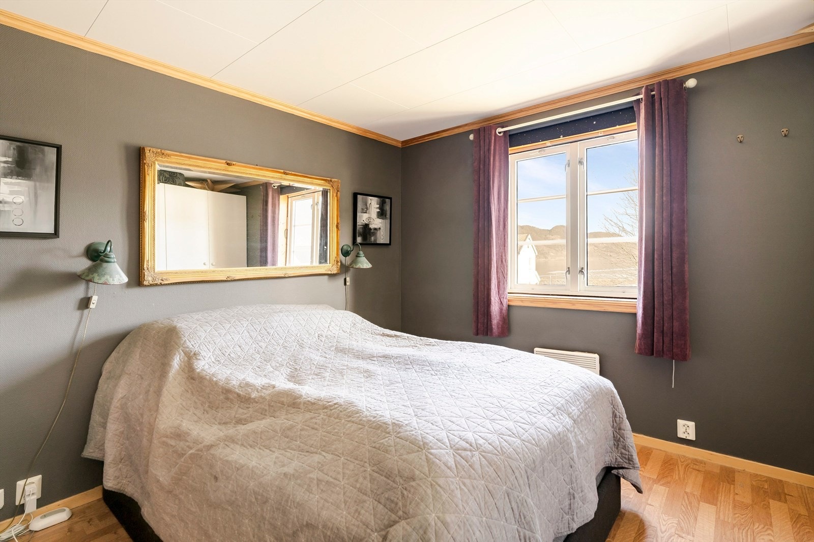 Boligen har to soverom på ca. 9 m² og 11,5 m². Begge rommene har gode lysforhold fra vindusflater og fremstår som fleksible i bruk, enten som soverom, barnerom eller kontor. Galleribilde
