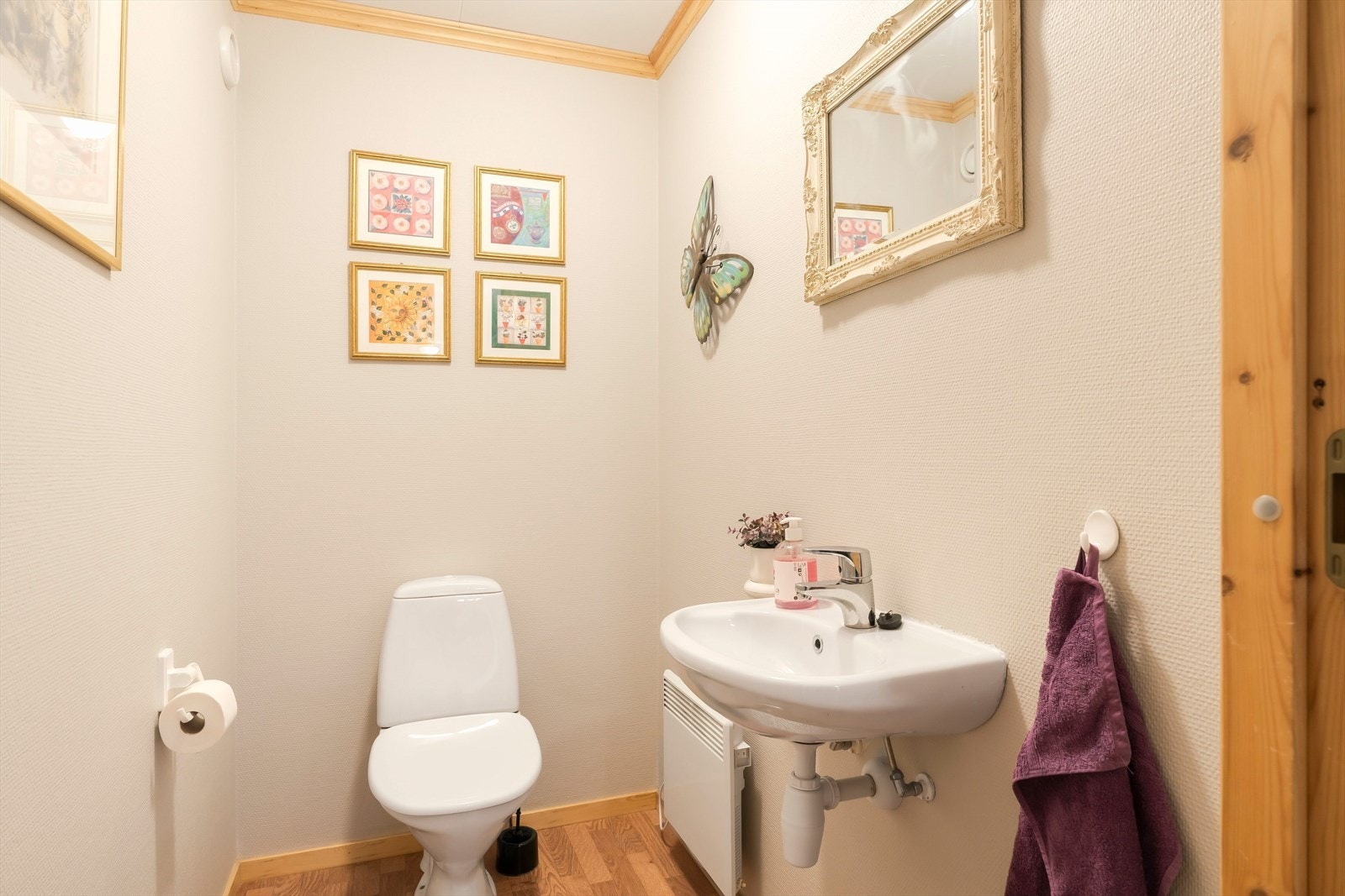 Det finnes også et eget toalettrom på ca. 2 m² med wc og servant. Praktisk løsning som avlaster badet i hverdagen. Galleribilde