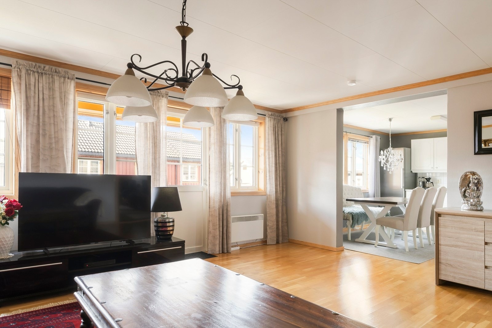 Stuen er på ca. 23 m² og fremstår som et romslig og innbydende oppholdsrom med gode møbleringsmuligheter. Galleribilde