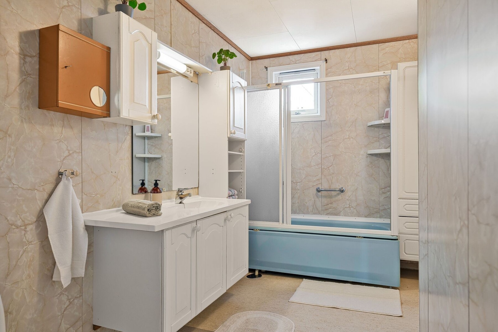 Eldre bad på ca. 8 m² Galleribilde