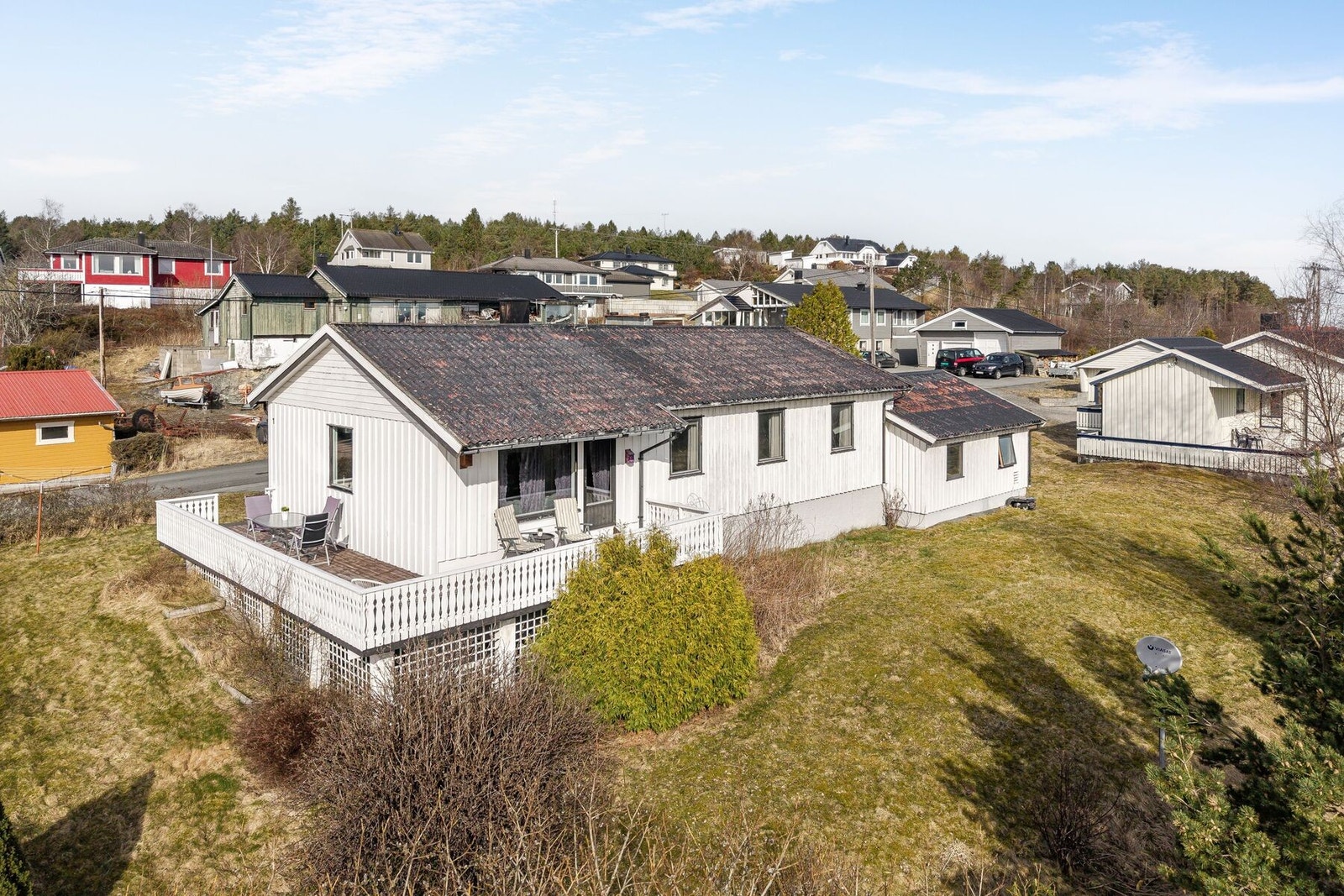 Det er ca. 3,5 km til Strand oppvekstsenter og ca. 4,5 km til nærmeste dagligvarebutikk. Galleribilde