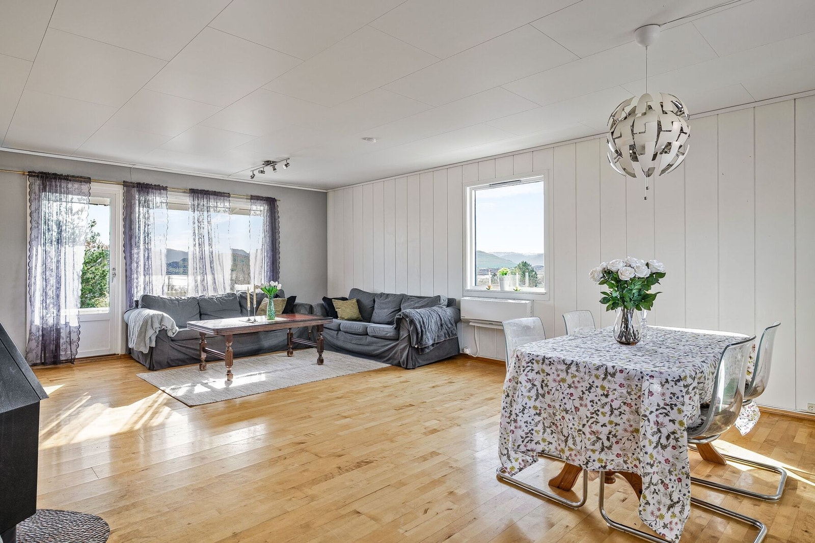 Her har man god plass til sofagruppe, spisebord, oppbevaringsmøblement m.m. Galleribilde