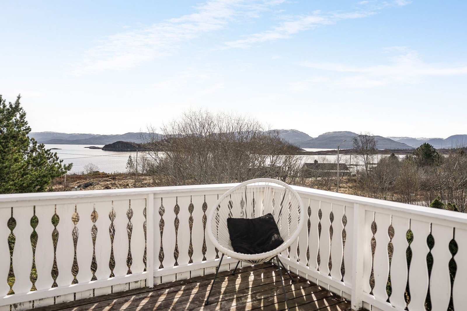 Terrassen er på til sammen 31 m² og strekker seg på 2 sider av boligen - Fin utsikt! Galleribilde