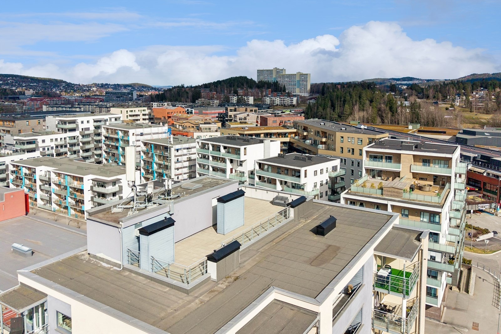 Borettslaget har en felles takterrasse med nydelig utsikt over Lørenskog! Galleribilde