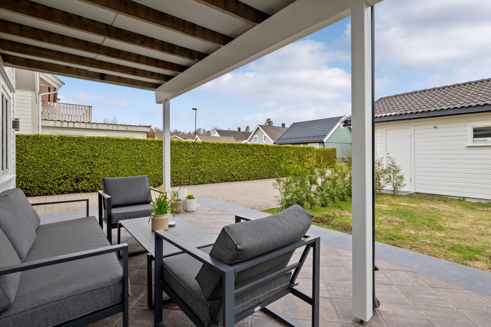 Boligen har flere uteplasser som gir gode muligheter for opphold utendørs. Fra stuen er det utgang til en terrasse på ca. 29 m². Galleribilde