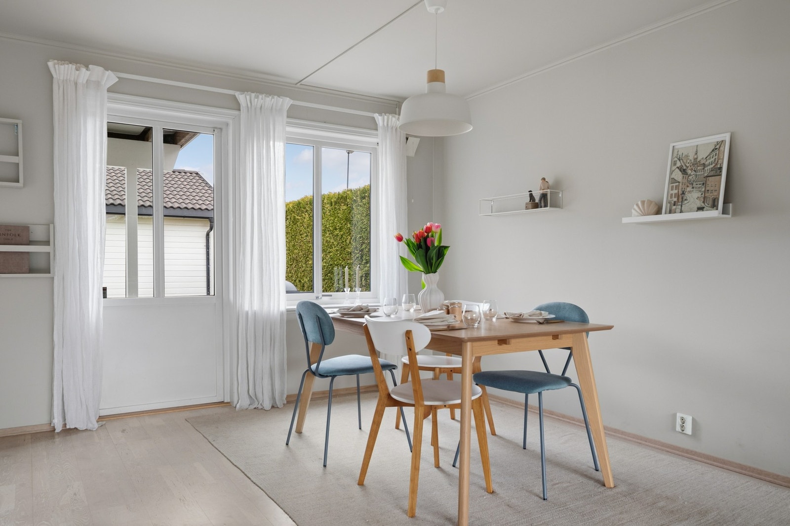 Fin plass til spisestue med utgang til flott uteplass Galleribilde