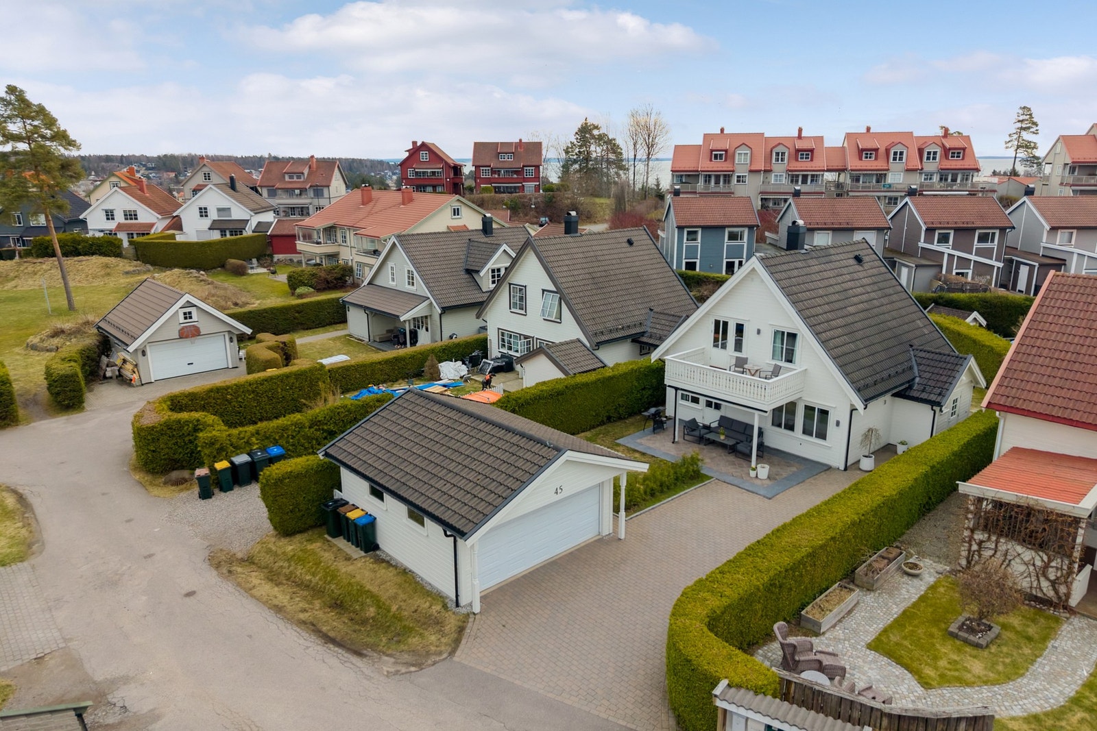 Boligen ligger nesten innerst i en blindvei i et etablert og hyggelig boligområde, som gir en skjermet og trygg hverdag. Galleribilde