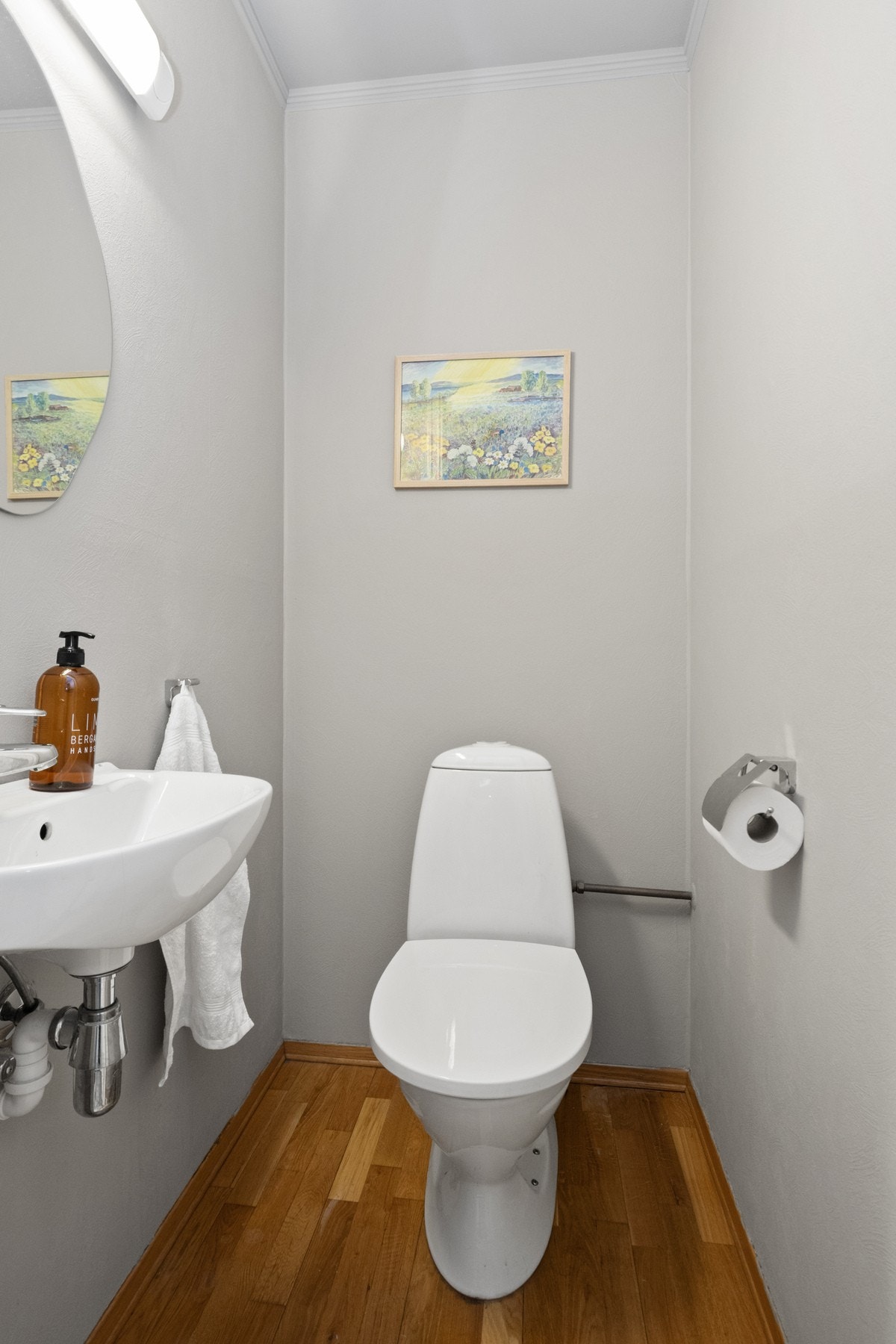 I 1. etasje er det et separat toalettrom , bestående av wc og servant Galleribilde