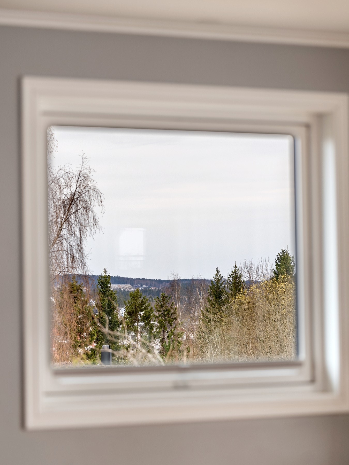 Alle vinduer og dører i boligen er skiftet ut til 3-lags soldempende glass i 2025. Det er i tillegg montert innvendig solskjerming på alle vinduer. Galleribilde