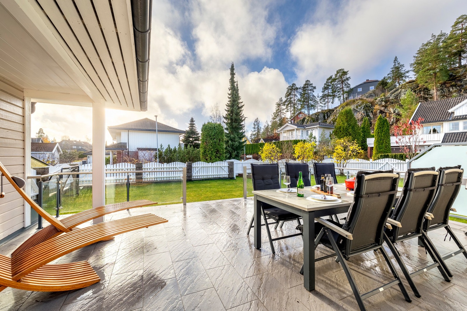 Terrassen har god plass til spisebord, loungegruppe og grill, perfekt for solrike dager, grilling og hyggelige stunder med familie og venner. Galleribilde
