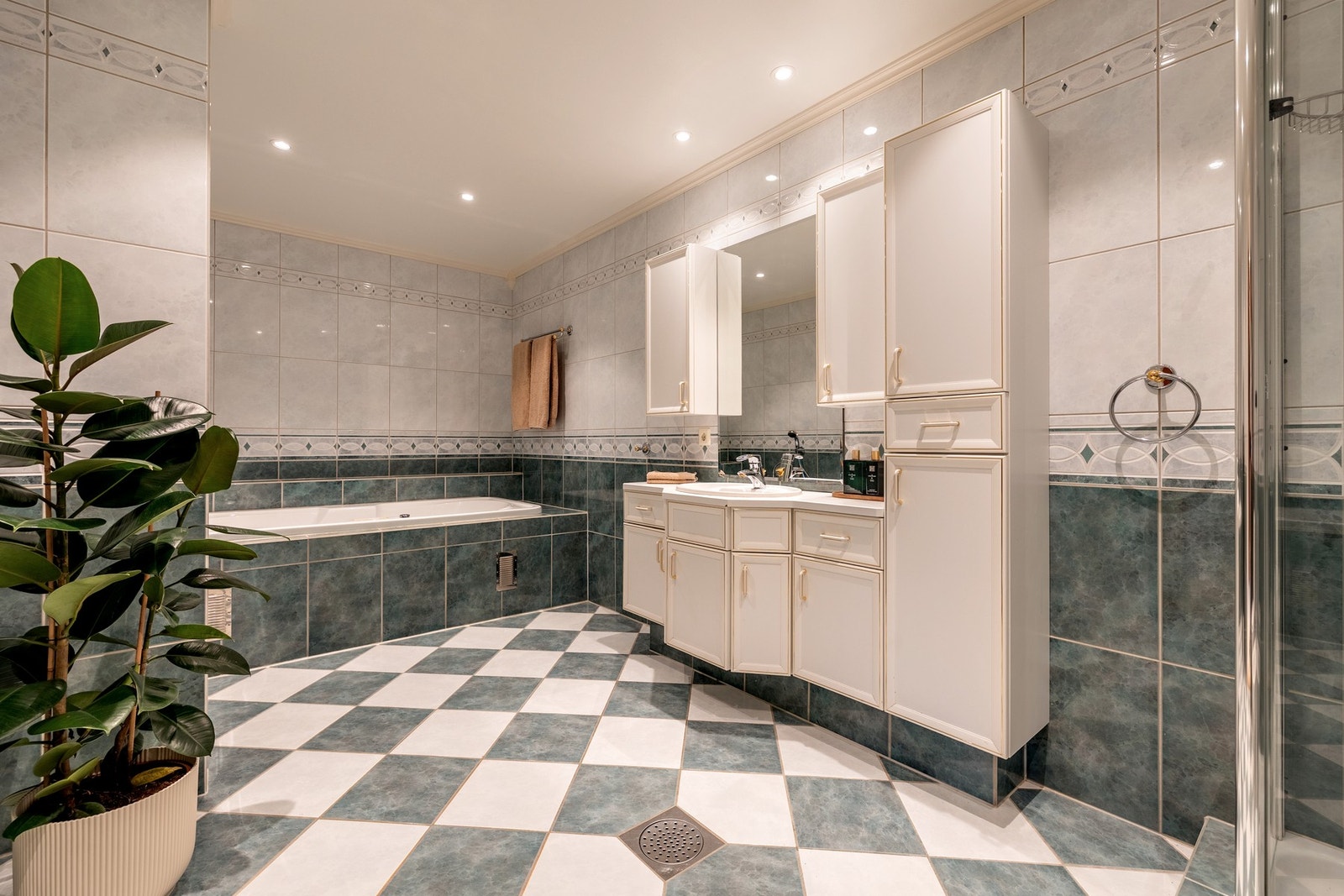Badet er av det romslige slaget, og er utstyrt med flislagte vegger- og gulv, innfelt downlights og varmekabler. Galleribilde
