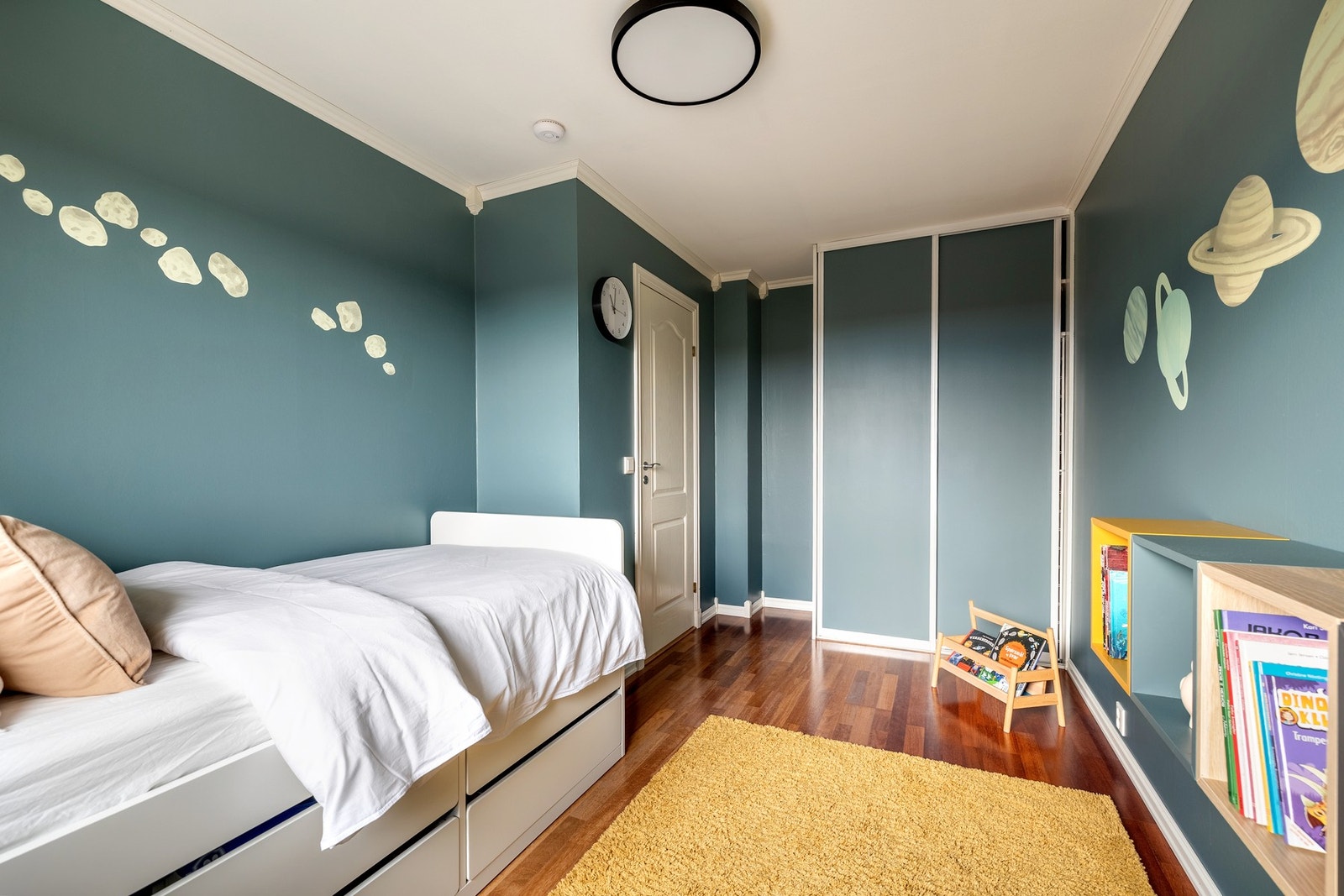 Alle soverommene har god plass til seng og nattbord. Galleribilde