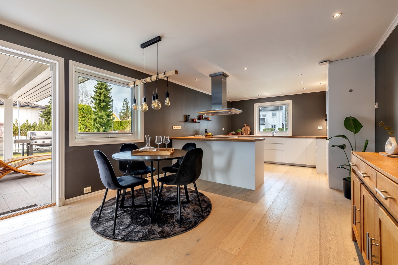 Dette er en sjarmerende og innbydende enebolig på Greverud i et rolig, barnevennlig og attraktivt boligområde. Galleribilde