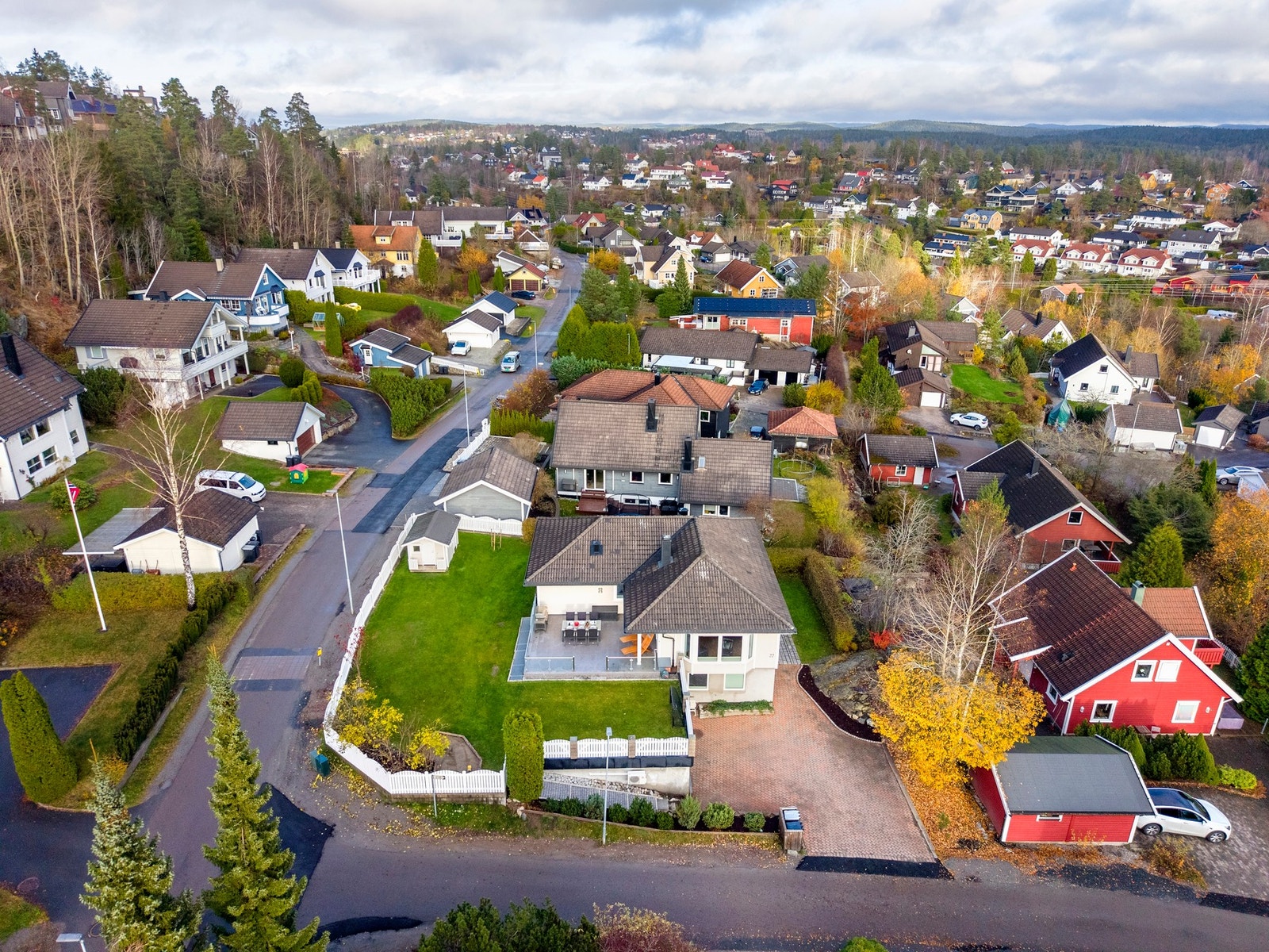 Det er også parkering på en romslig gårdsplass med plass til flere biler. Galleribilde