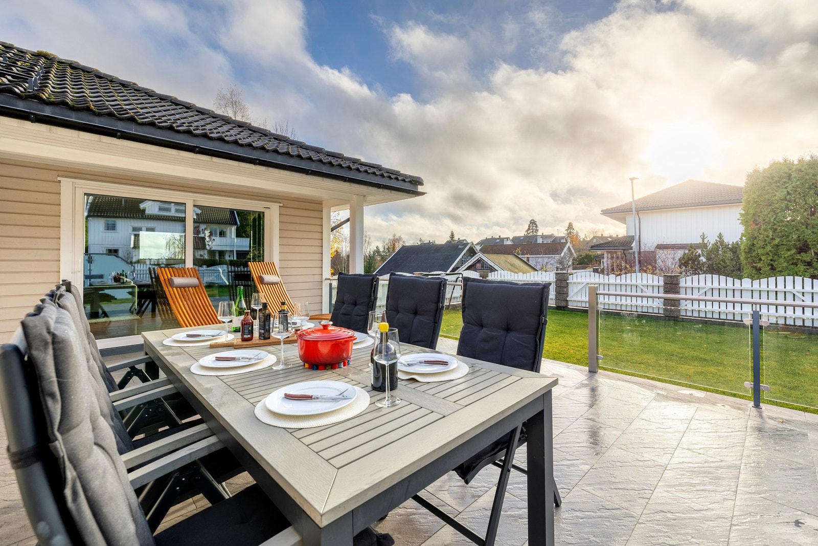 Fra første etasje er det utgang fra både kjøkkenet og stuen til en stor terrasse på ca. 40 kvm, en naturlig forlengelse av oppholdsrommene i sommerhalvåret. Galleribilde
