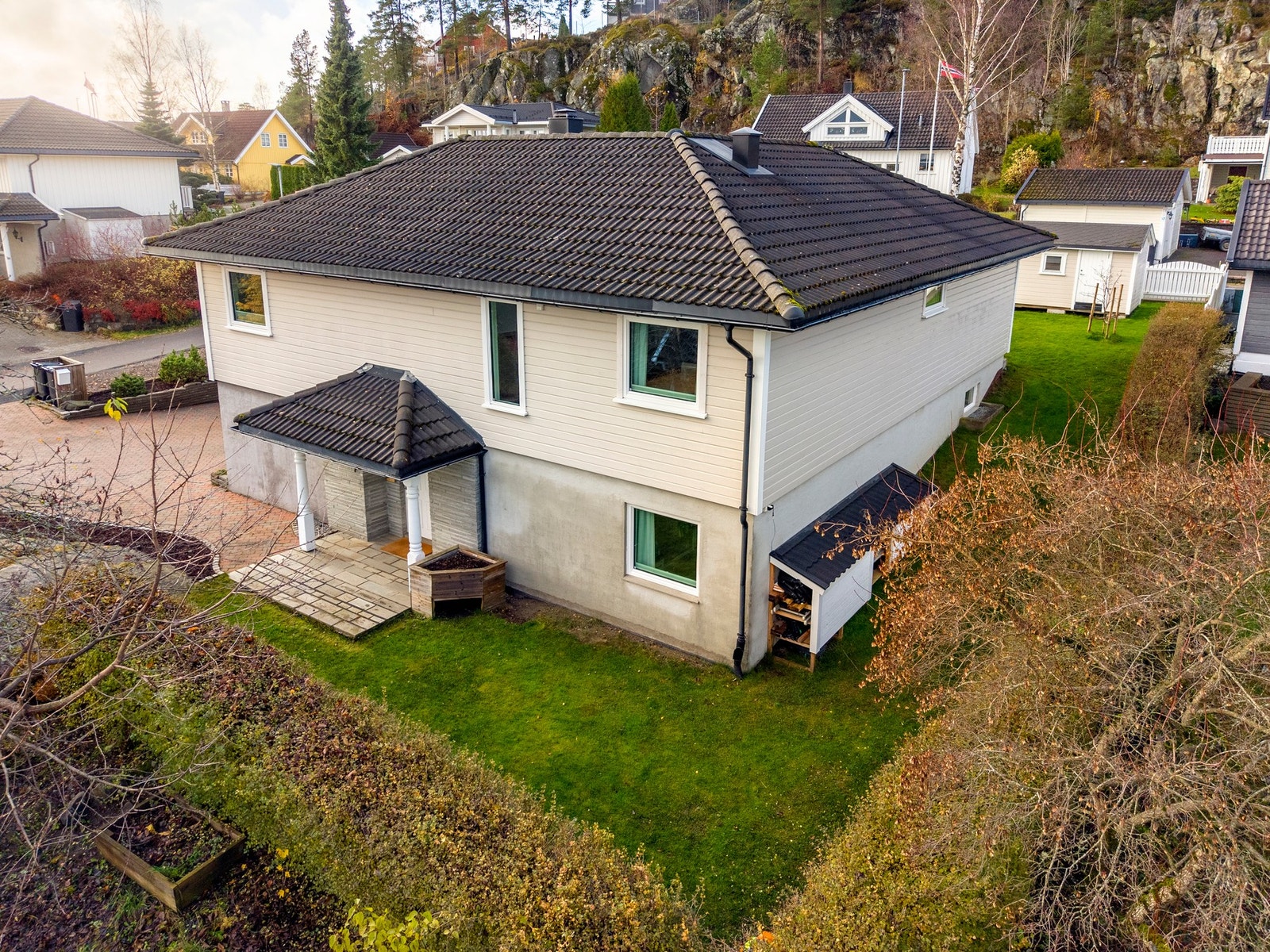 Det har bare vært to eiere av eiendommen siden 1990, som begge har sørget for godt vedlikehold og jevnlige oppgraderinger av huset, samt god historikk. Galleribilde