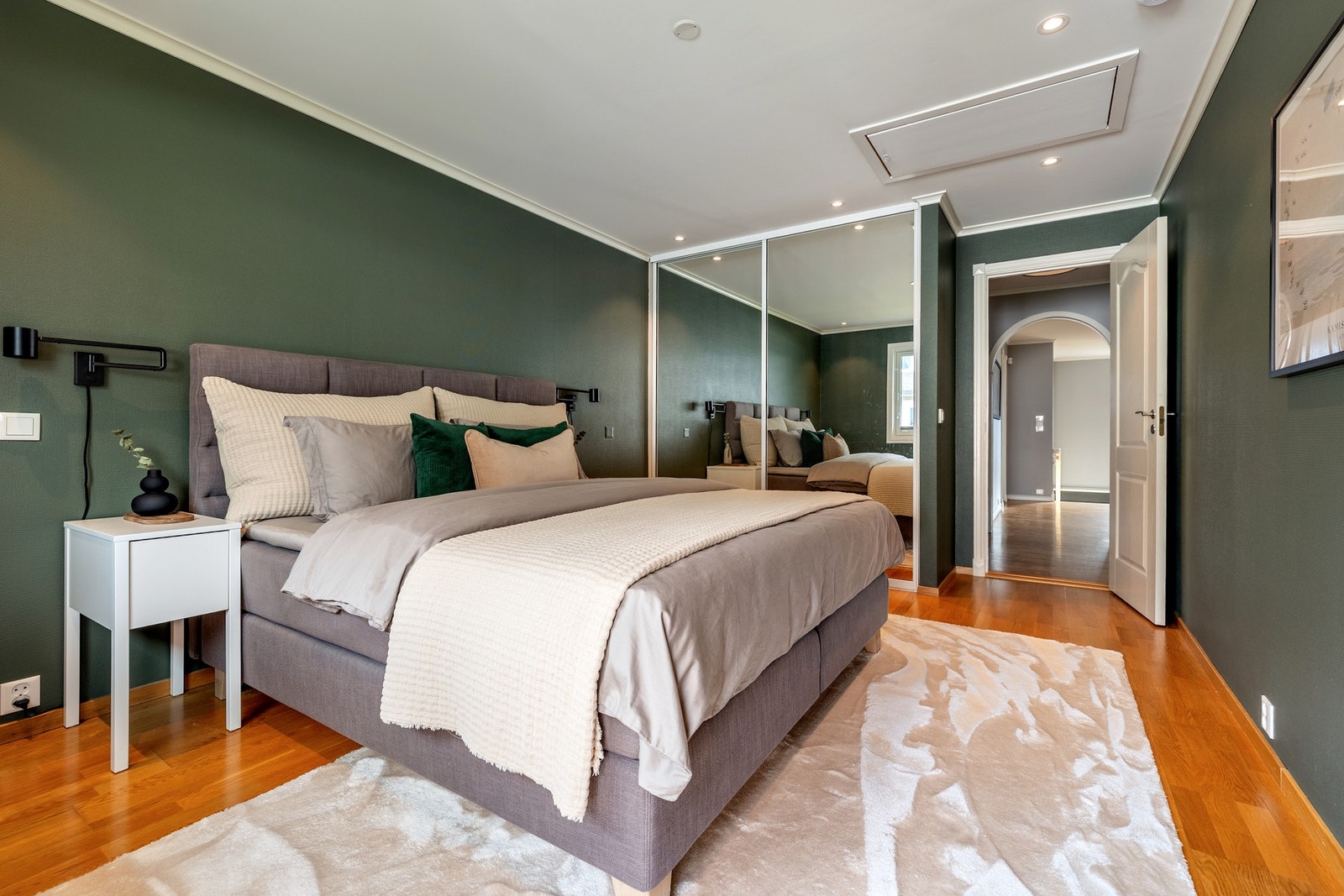 Soverommet har god plass til dobbeltseng, og rommet er innredet med skyvedørsgarderobe. Galleribilde