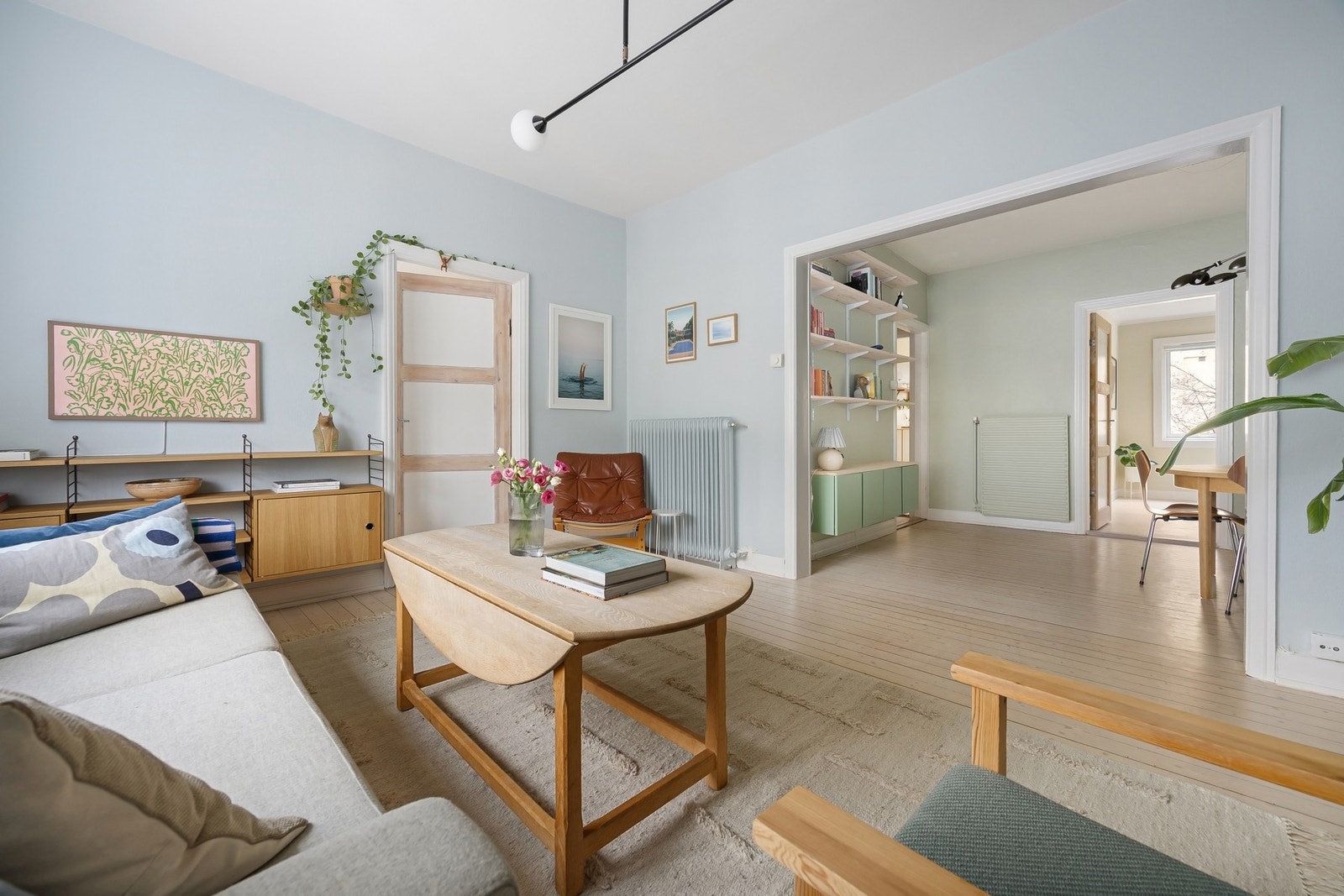 Leiligheten er gjennomgående i bygget, som gjør at den oppleves svært lys og luftig. Galleribilde
