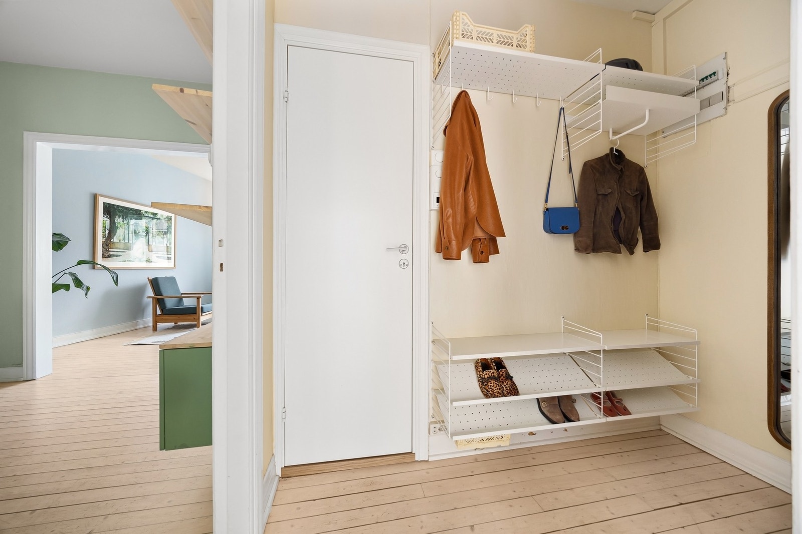 Innbydende entré med god plass til å henge fra seg yttertøy. Galleribilde