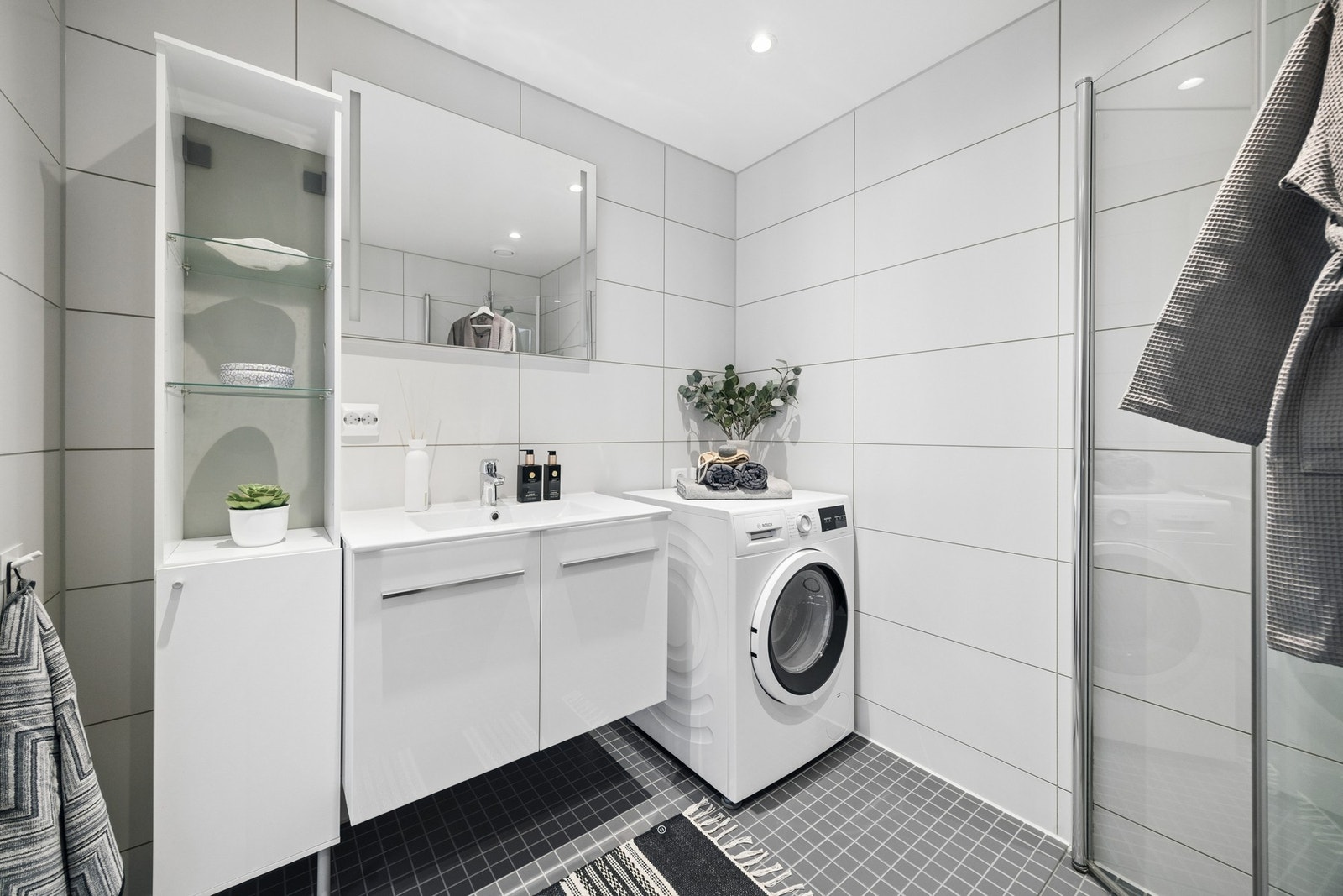 Badet har varmekabler i gulvet samt opplegg for vaskemaskin. Vurdert til TG1 av takstmann. Galleribilde
