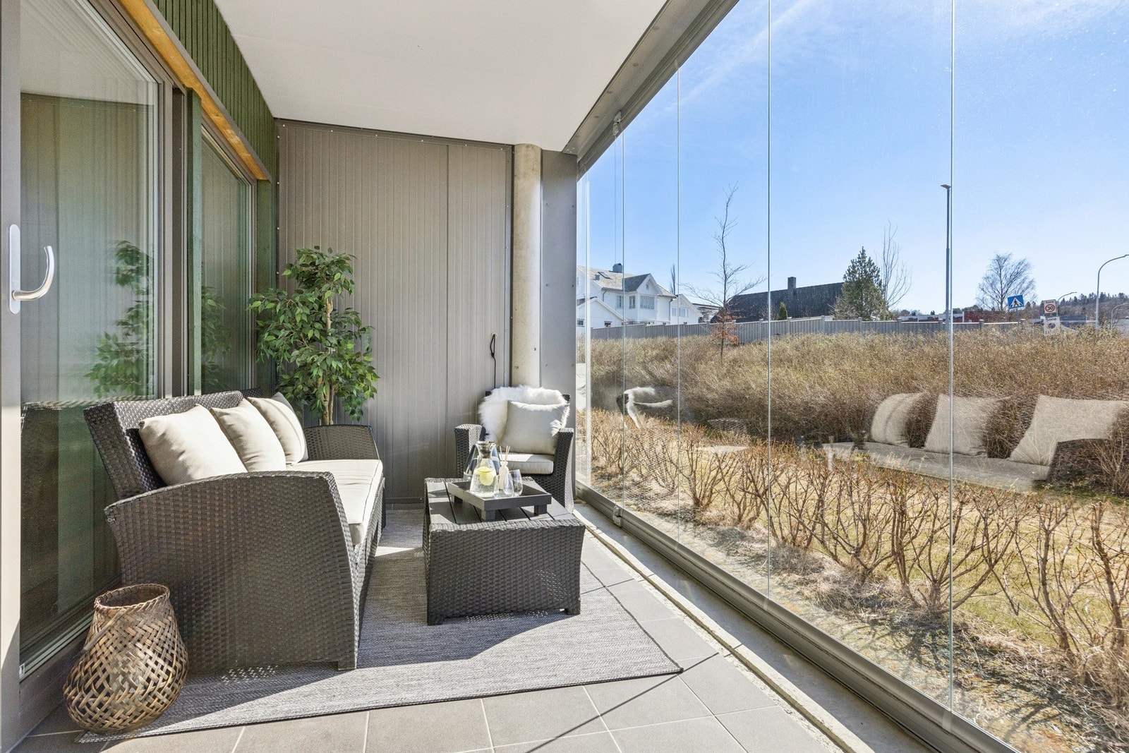 Fra stuen er det utgang til en stor, innglasset balkong på 11,9 m² med fri utsikt og gode solforhold. Galleribilde