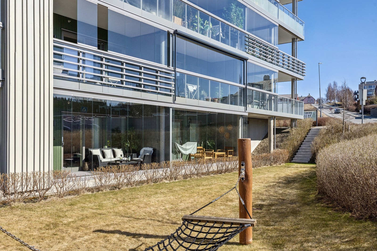 Balkongen har mulighet til å åpne opp glassveggene. Galleribilde