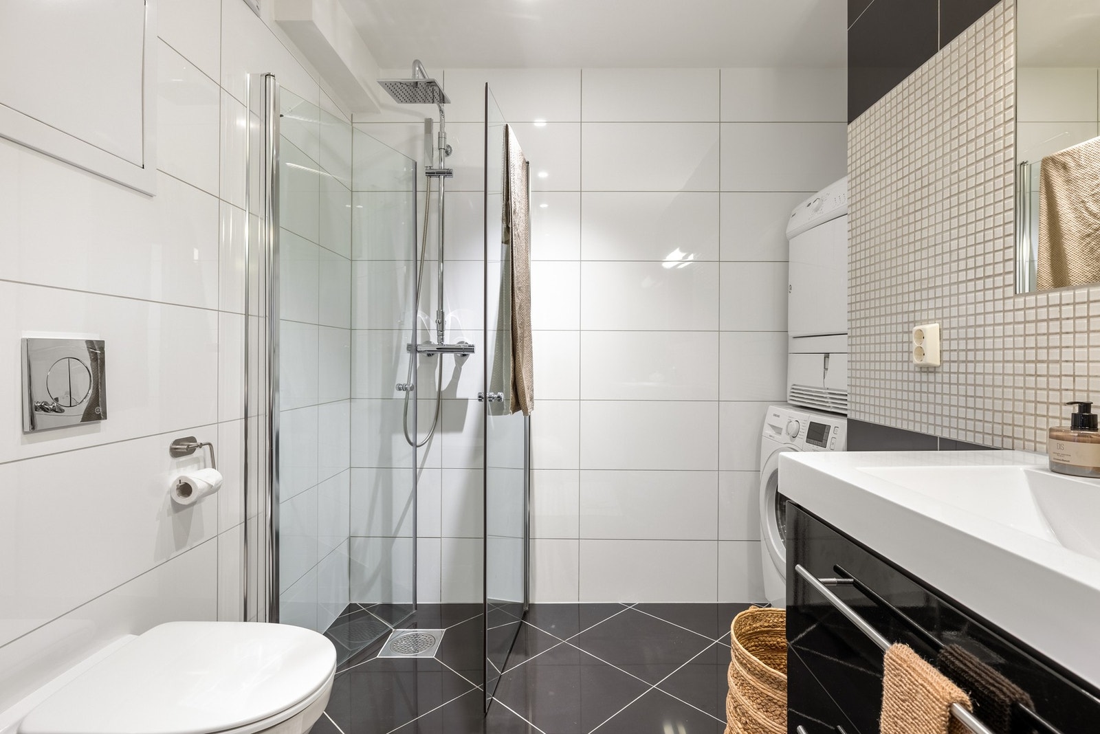 Badet har elektriske varmekabler med opplegg for vaskemaskin Galleribilde