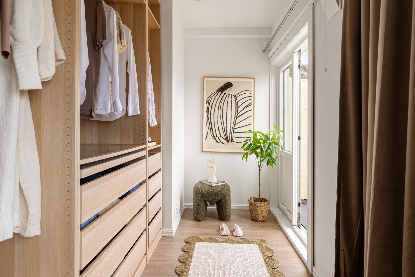 Walk-in closet på hovedsoverom Galleribilde