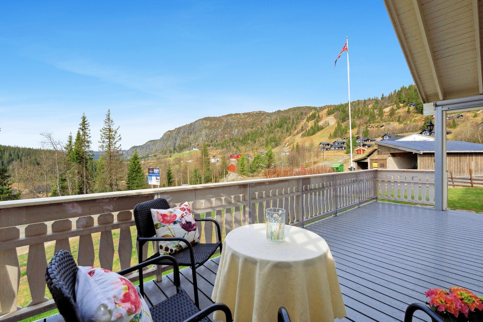 Flott utsikt til dalen og fjellene. Galleribilde