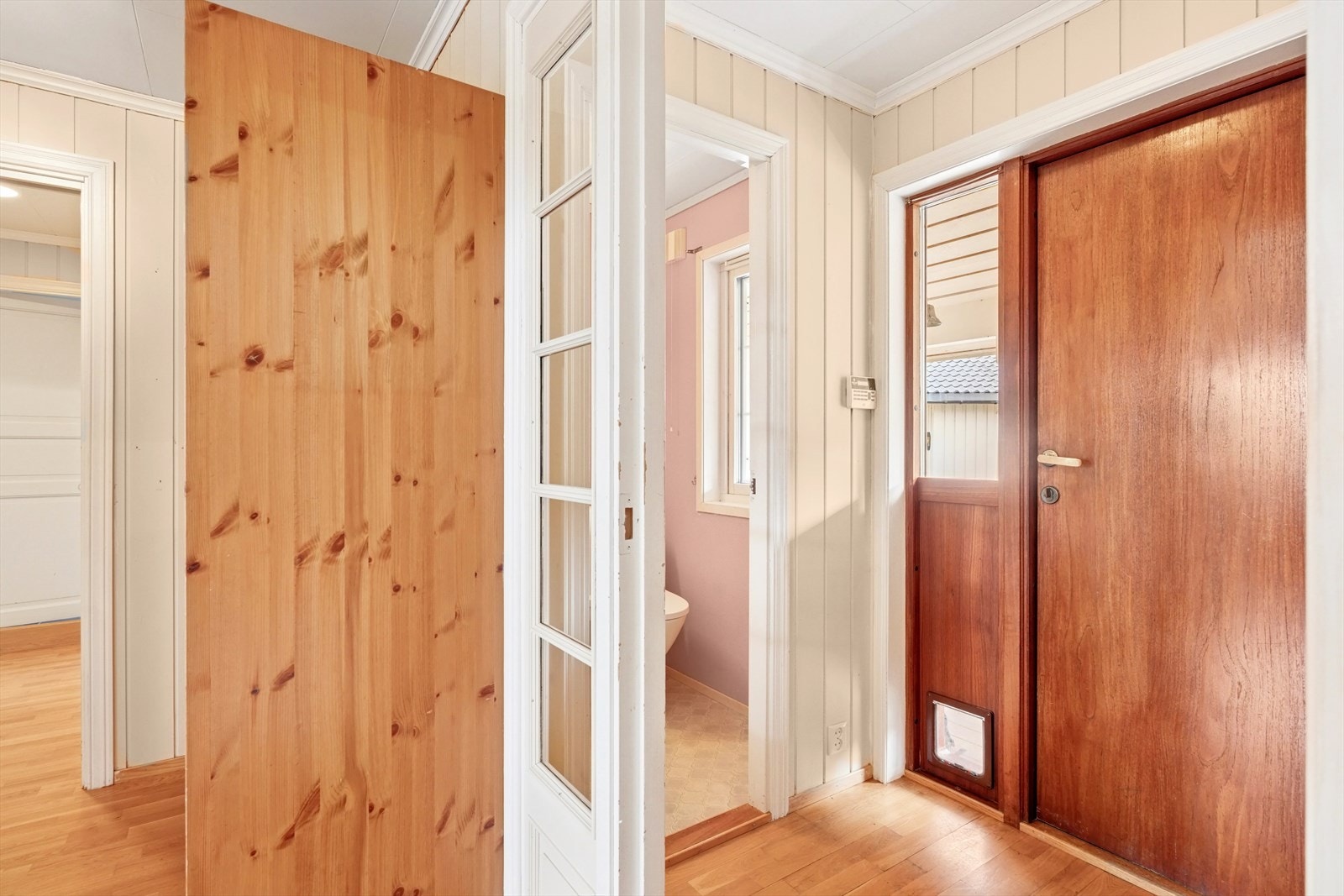 Trivelig entrè som ønsker deg velkommen inn, god plass til å henge fra seg ytterklær. Galleribilde