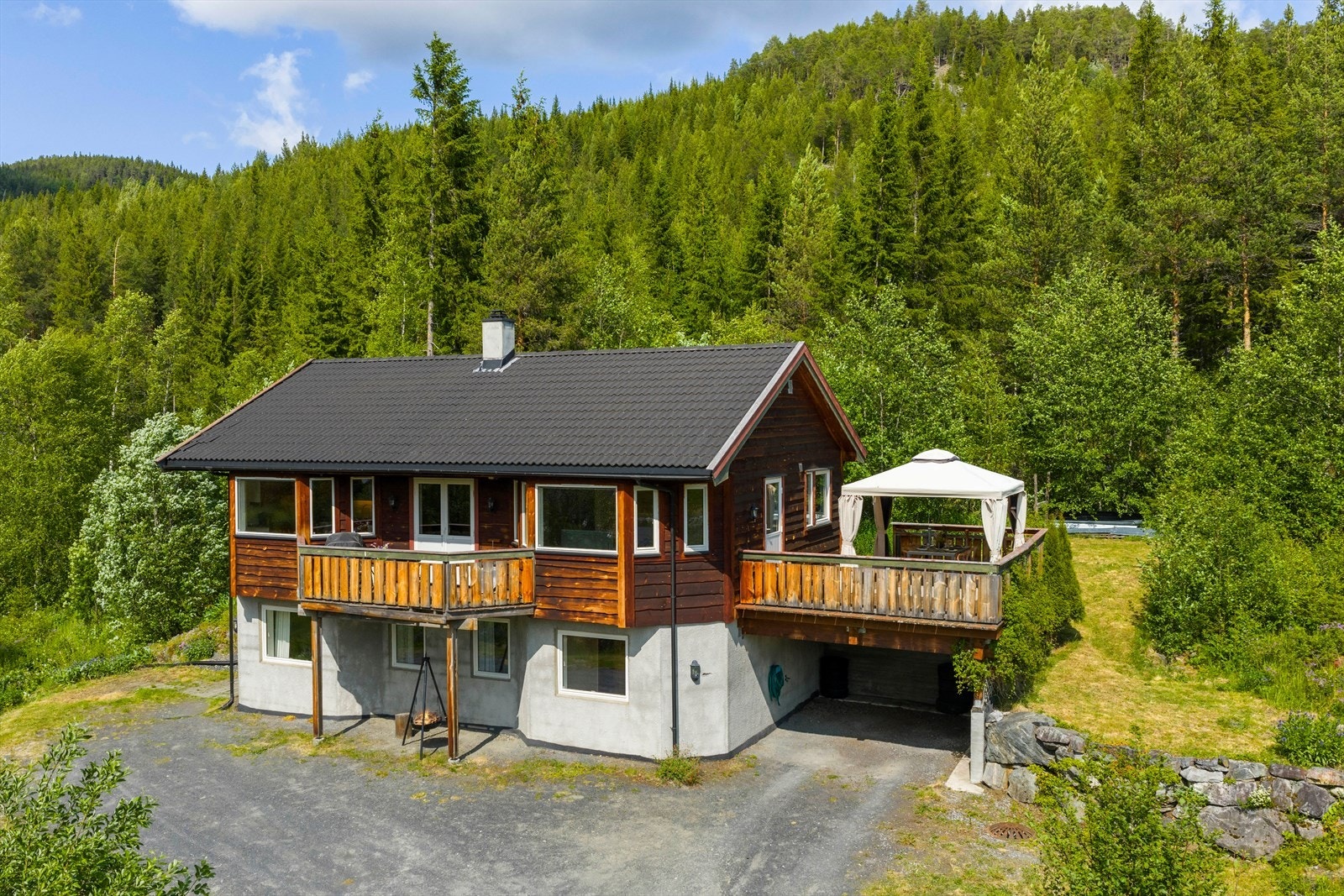 Eneboligen ligger øverst på tomta, hvor det er mulighet for mange fine uteplass, lek og moro m.m. Her er det balkong, veranda og terrasse over carpot. Galleribilde