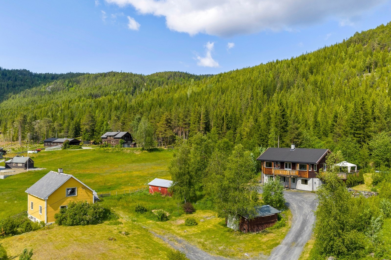 Eiendommen "Granlund" ligger solrikt og fint til ca. 4 km vest for Ryfoss sentrum. Eiendommen har en romslig tomt på ca. 3,5 mål, og foruten enebolig fra 2002, er det noe eldre bebyggelse fra 1950 på tomta. Galleribilde