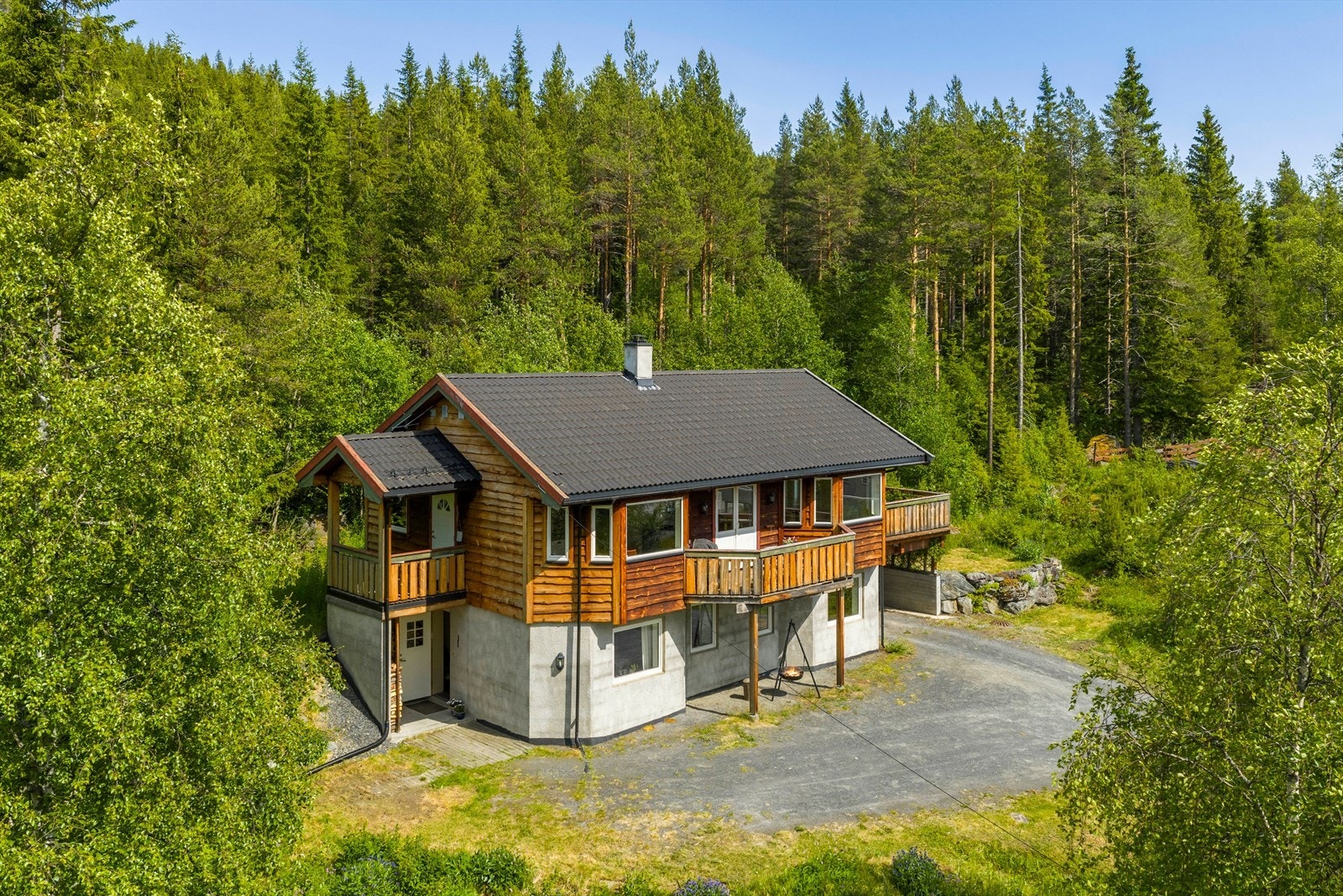 Boligen er innholdsrik og ligger barnevennlig til på en romslig eiertomt. Galleribilde