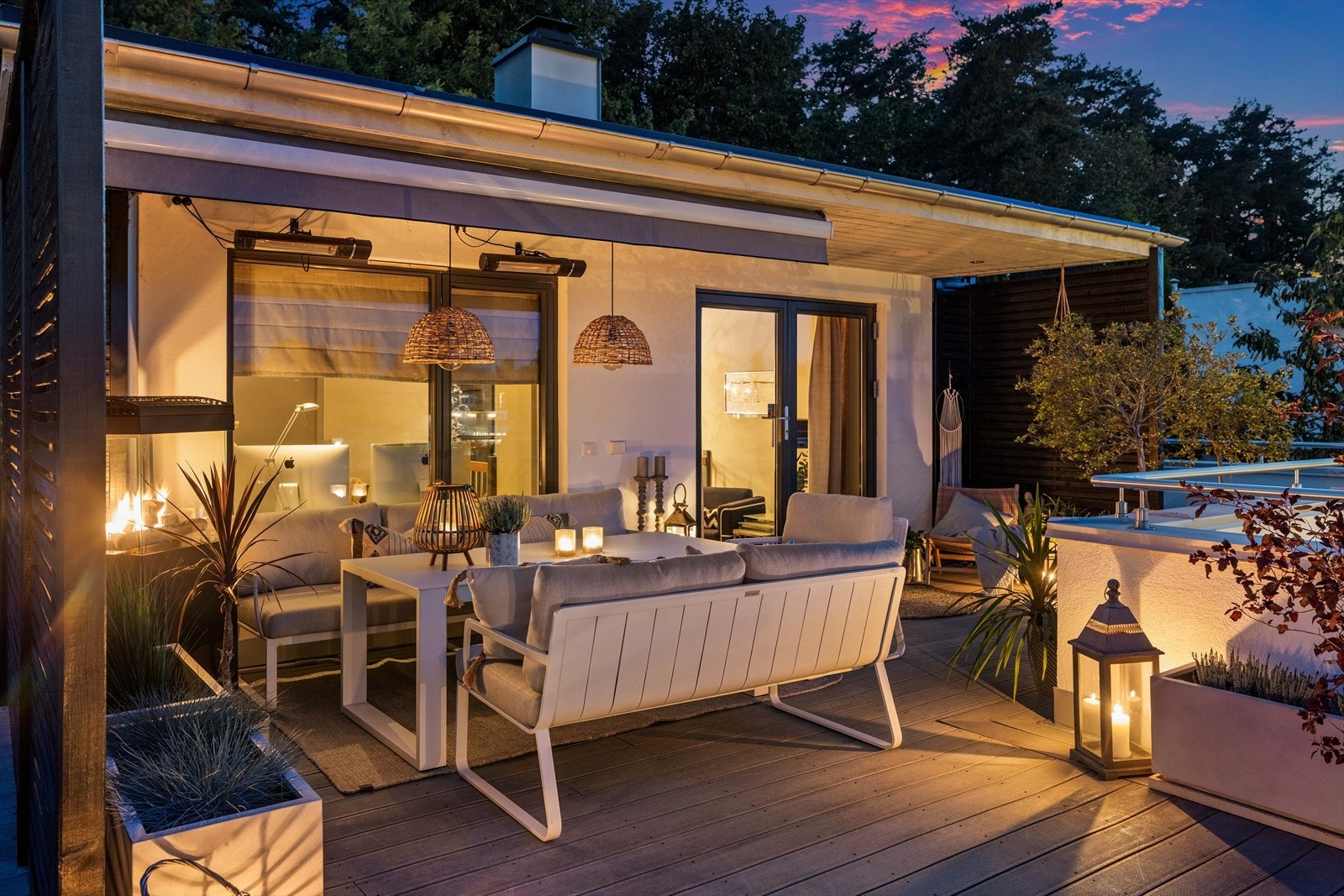 Idyllisk takterrasse uten innsyn, med markise og varmelamper Galleribilde