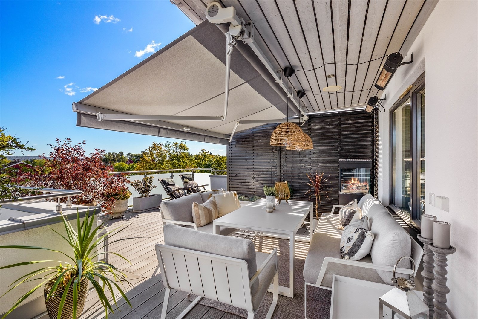Boligen har en stor takterrasse med fantastisk utsikt, og plass til flere sittegrupper. Galleribilde