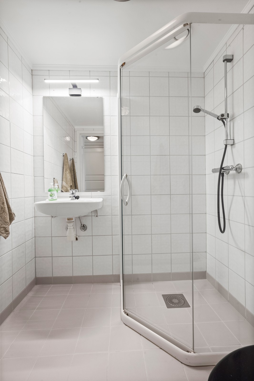 To bad - ett med dusj og ett med badekar Galleribilde