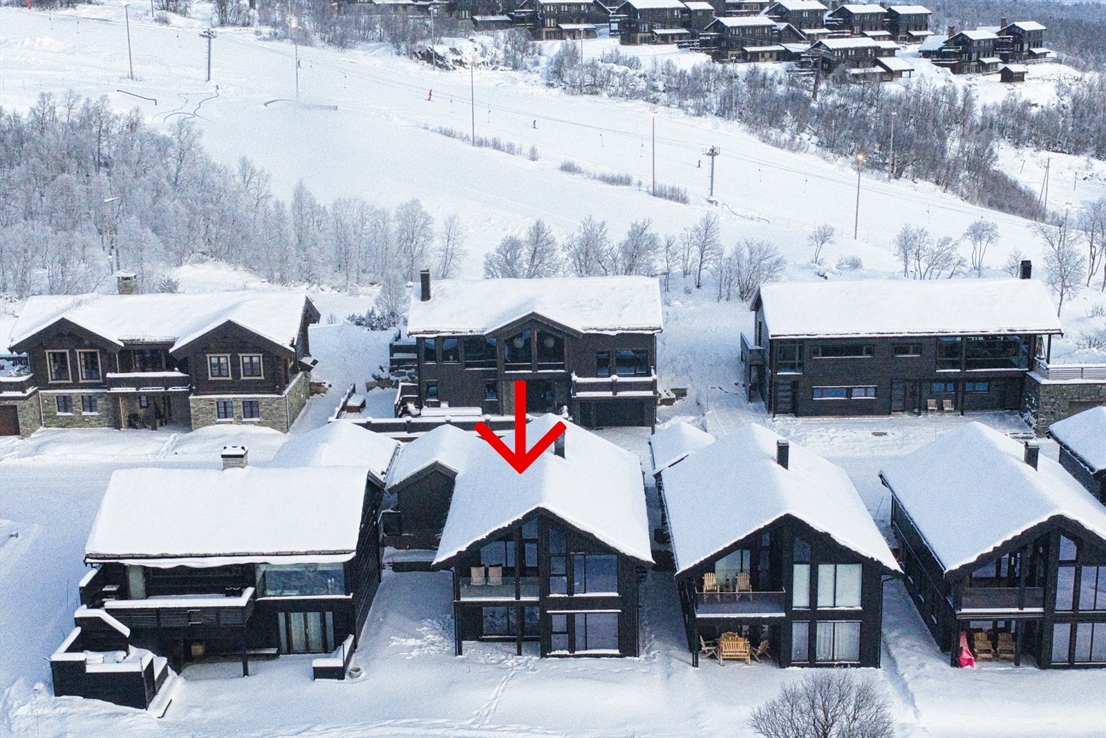 Hytten ligger rett ved alpin anlegget - solrikt til. Galleribilde