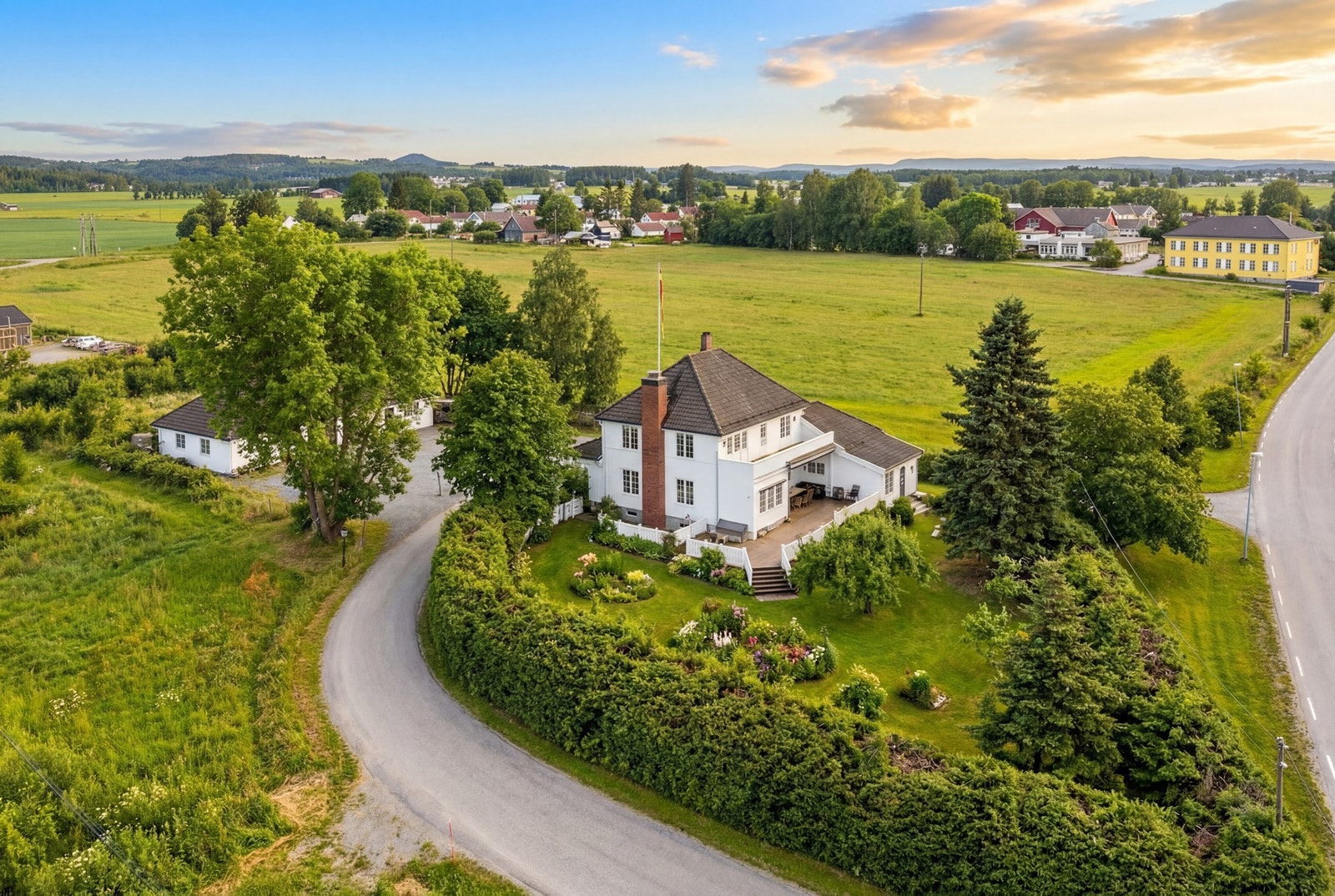 Velkommen til Sagvegen 9A - en storslått klassisk villa fra ca. 1915 beliggende i naturskjønne omgivelser på Eidsvoll Verk. Galleribilde