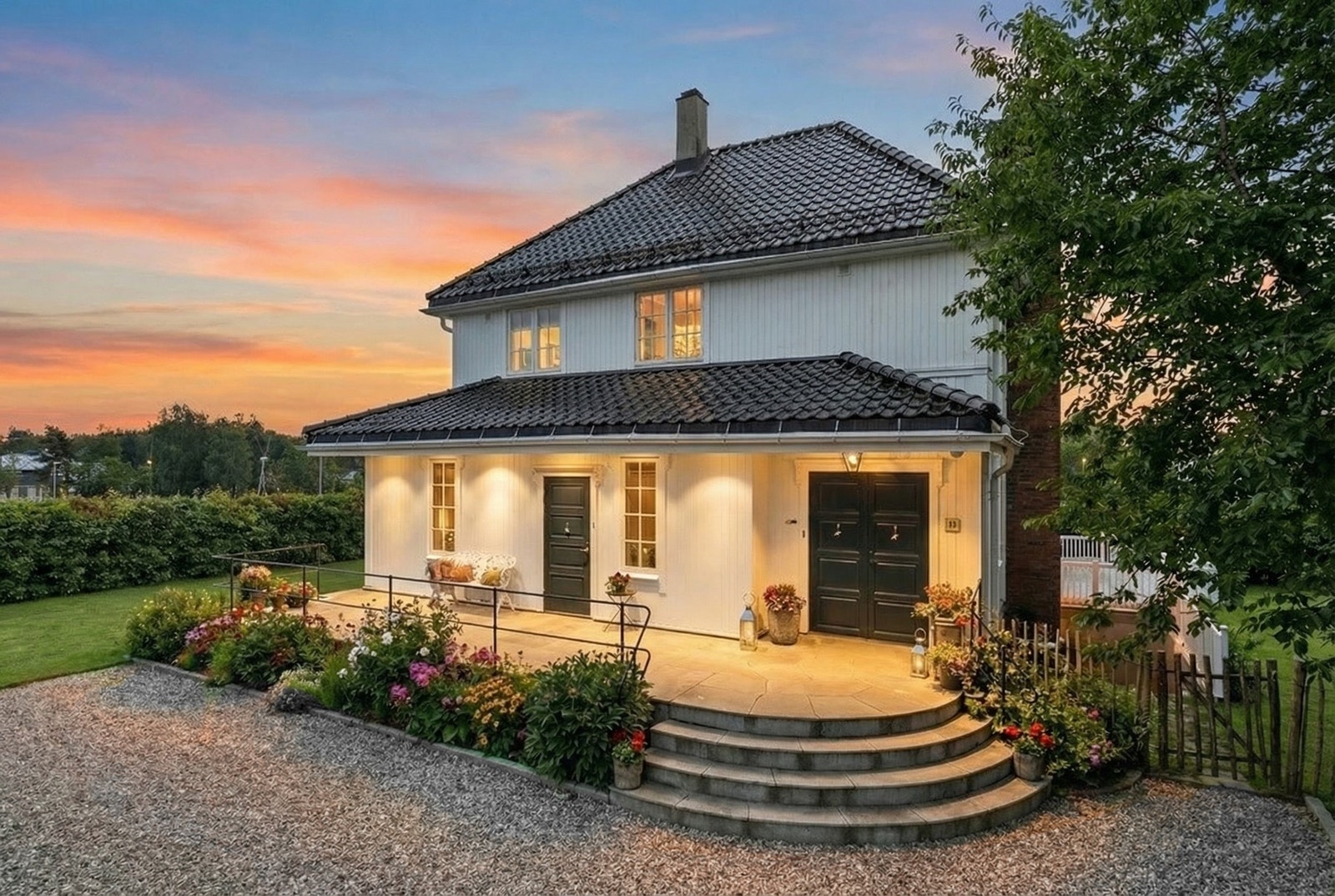 Boligen kombinerer historisk sjarm med moderne komfort og omfattende oppgraderinger de siste årene (2010-2025). Galleribilde