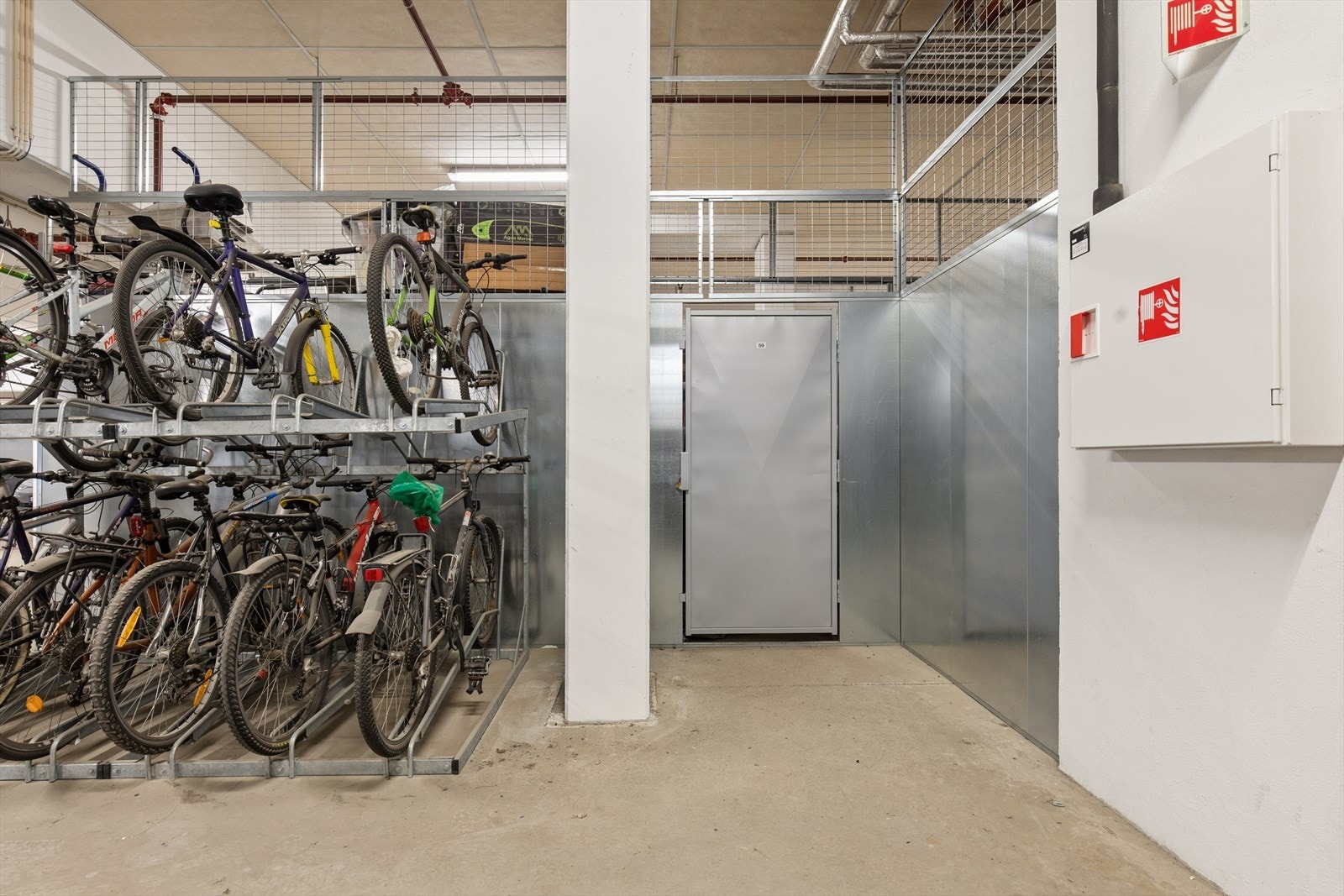 Rett ved boden (se bilde) er det også felles sykkelparkering. Videre finnes det også en smørebod som man kan benytte seg av. Galleribilde