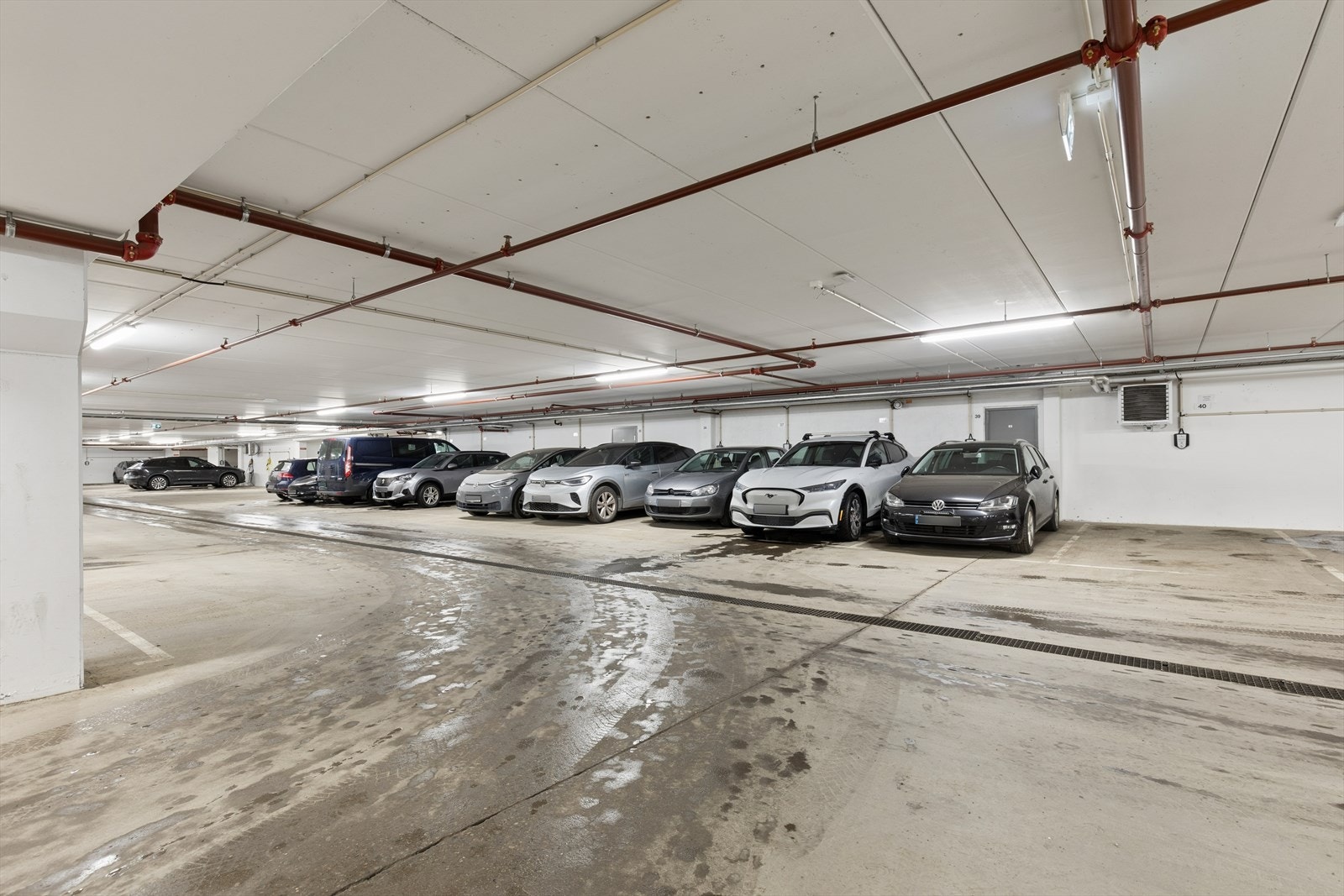 Det medfølger én fast parkeringsplass (nr. 38) i felles garasjekjeller, med enkel adkomst via heis. Galleribilde