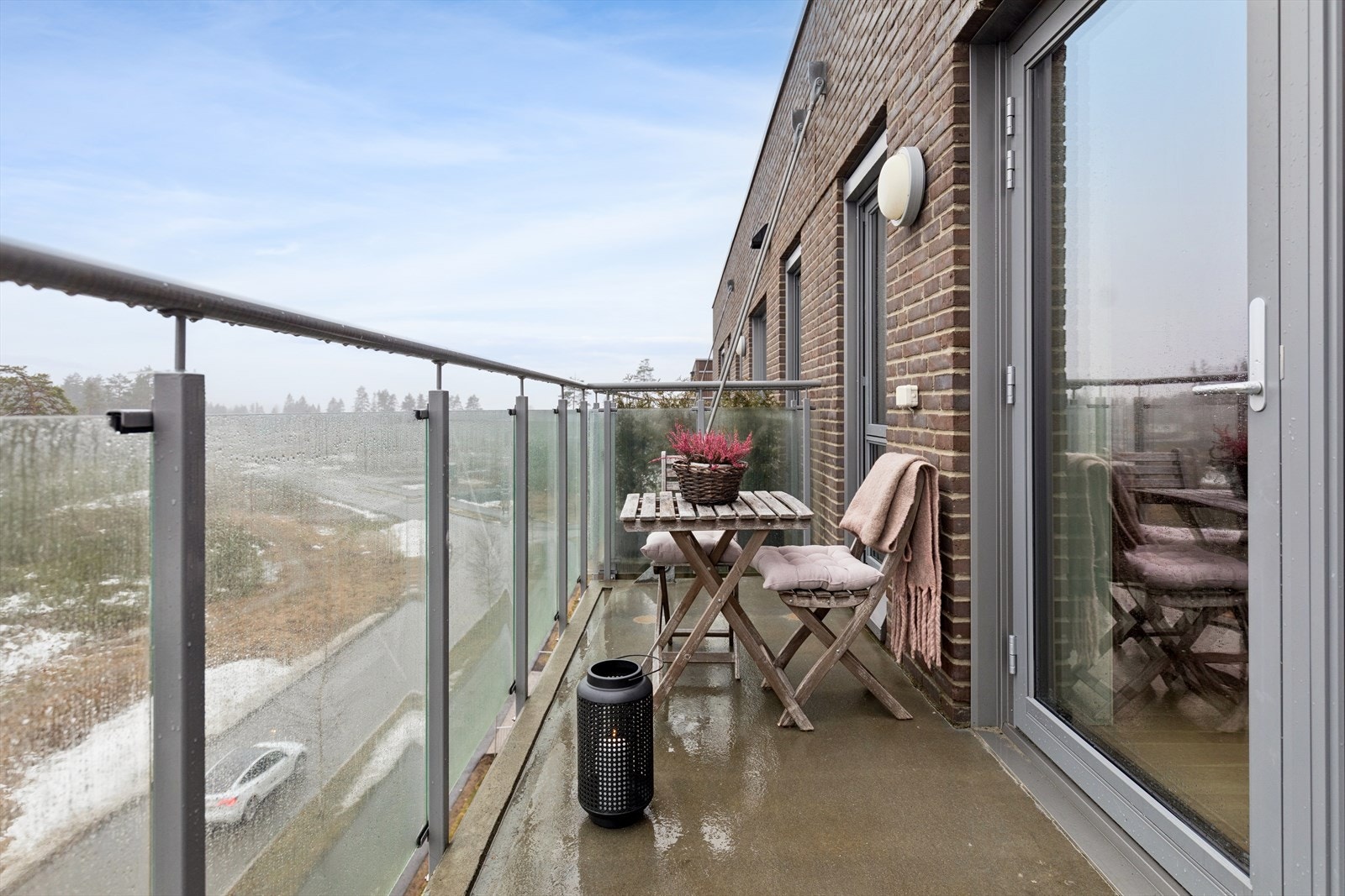 Fra stuen er det utgang til en balkong på ca. 8,1 m² balkongen vender mot skogen. Rekkverket har aluramme og glassfronter. Det er utelys og strøm på balkongen. Galleribilde