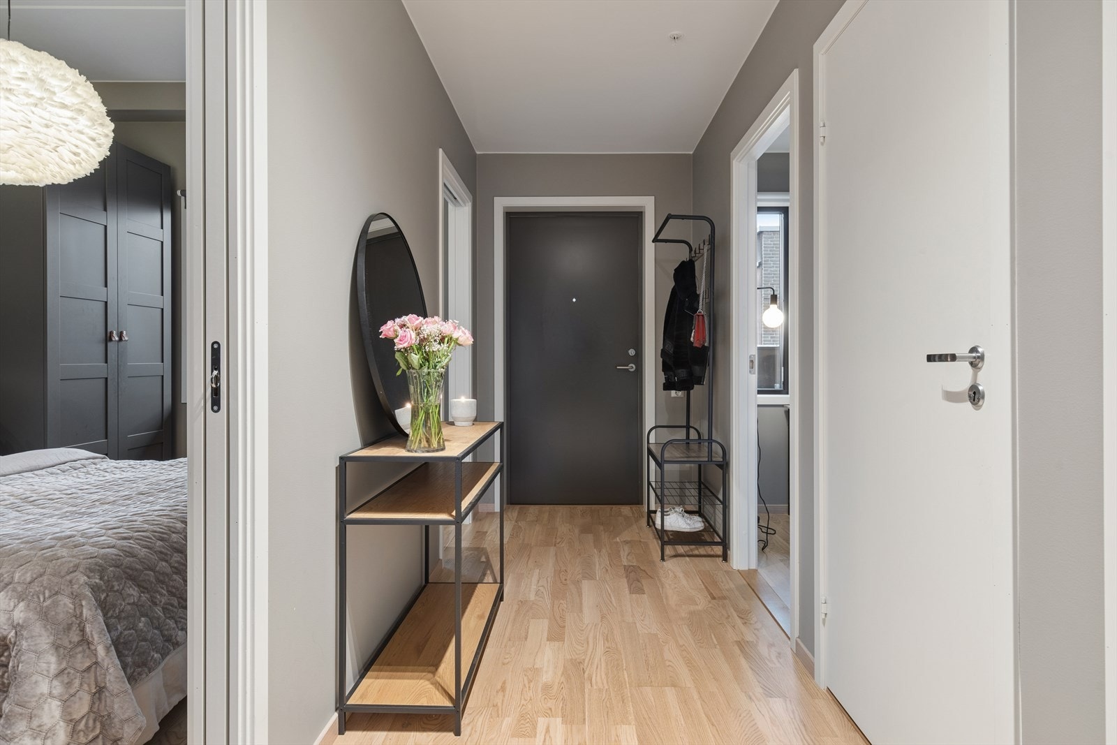 Velkommen inn. Her er det plass til skoskap og kommodeløsning om ønskelig. Gangen har parkett på gulv og vannbåren gulvvarme. Galleribilde