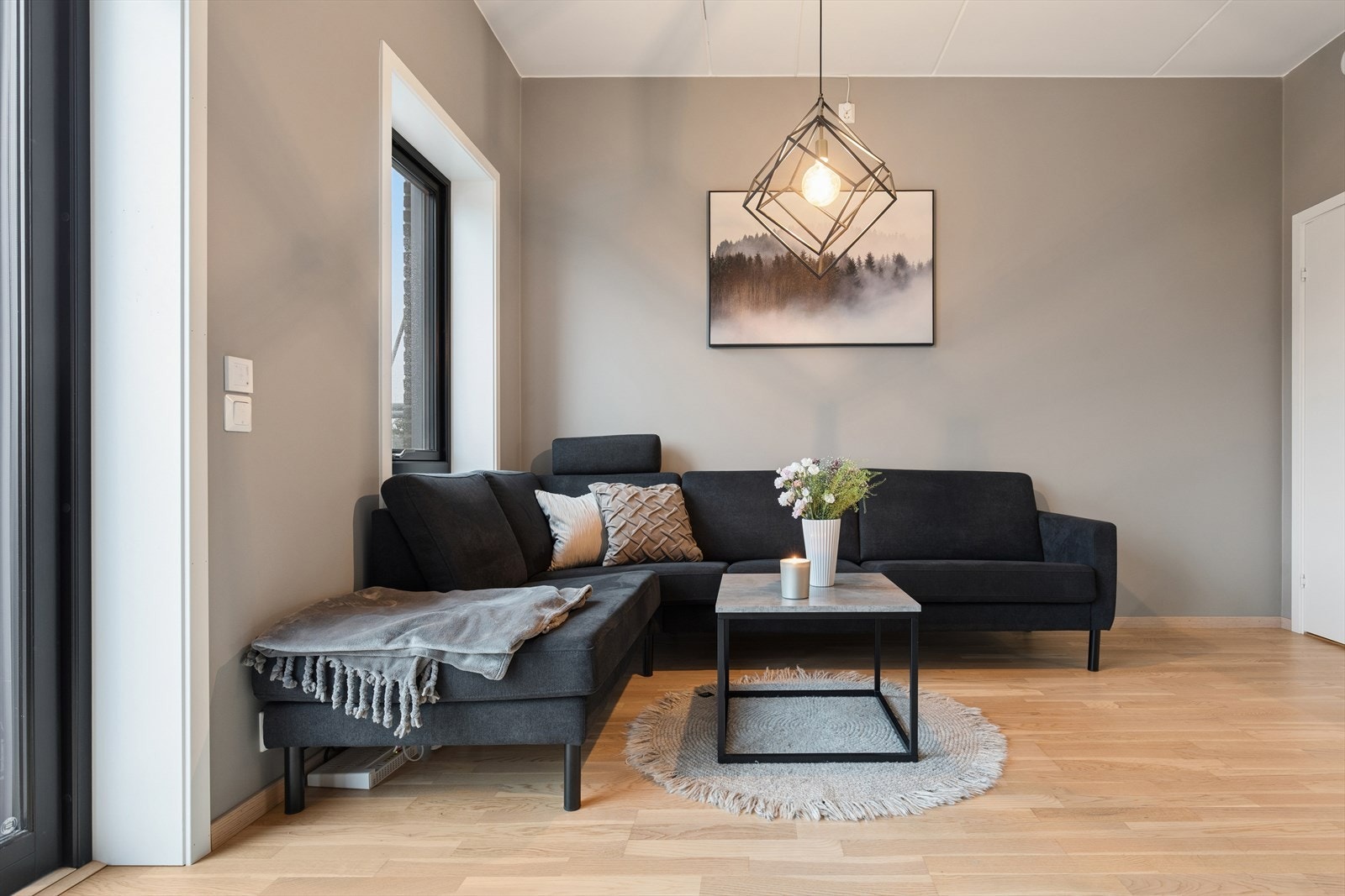 Det er meget god takhøyde i stuen, 2.9 meter, noe som gjør at rommet oppleves lyst og luftig. Galleribilde